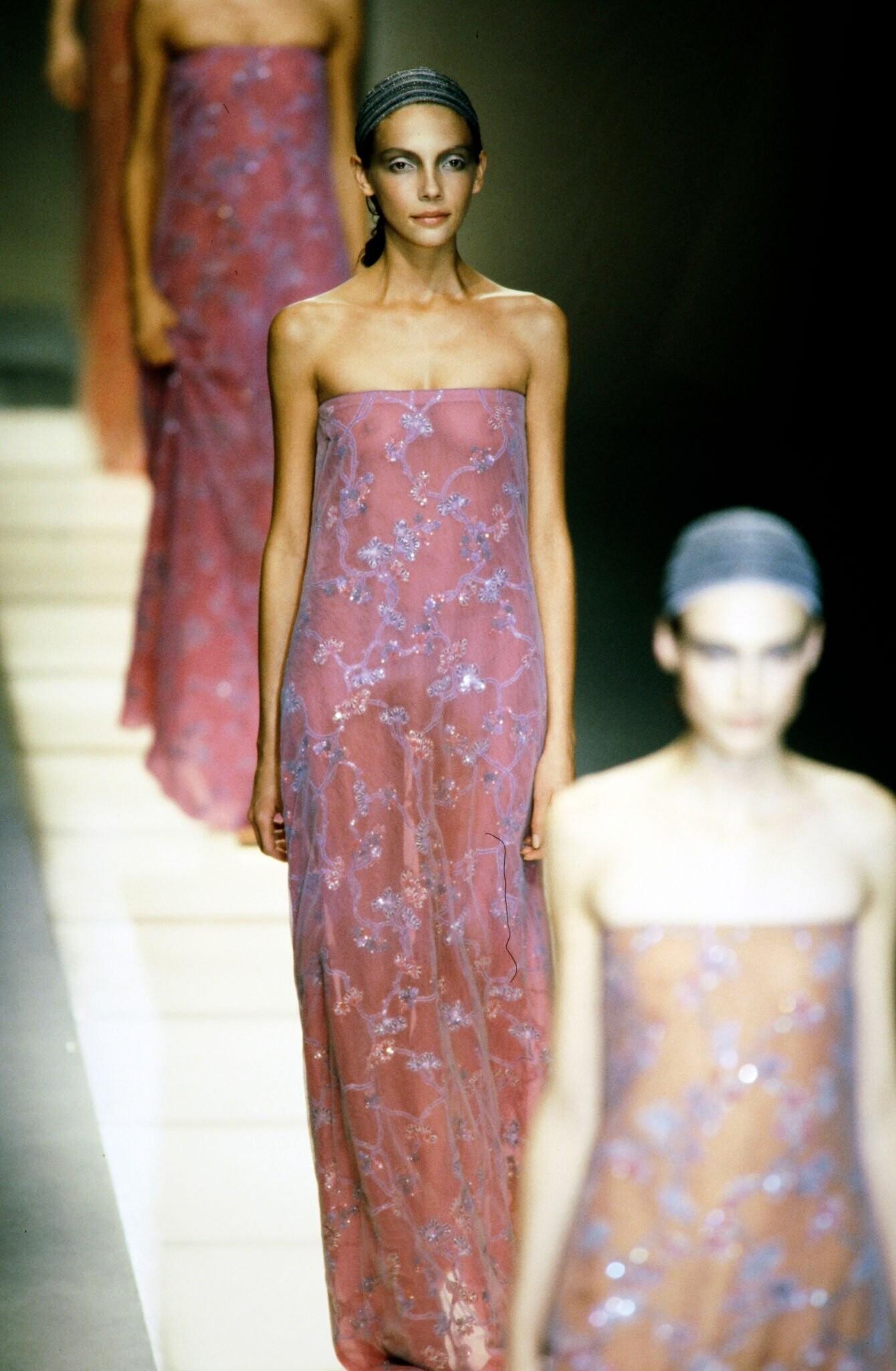 F/S 1999 Giorgio Armani Laufsteg Rosa geblümte Paillettenstickerei Mesh Overlay Kleid mit Überzug im Angebot 3