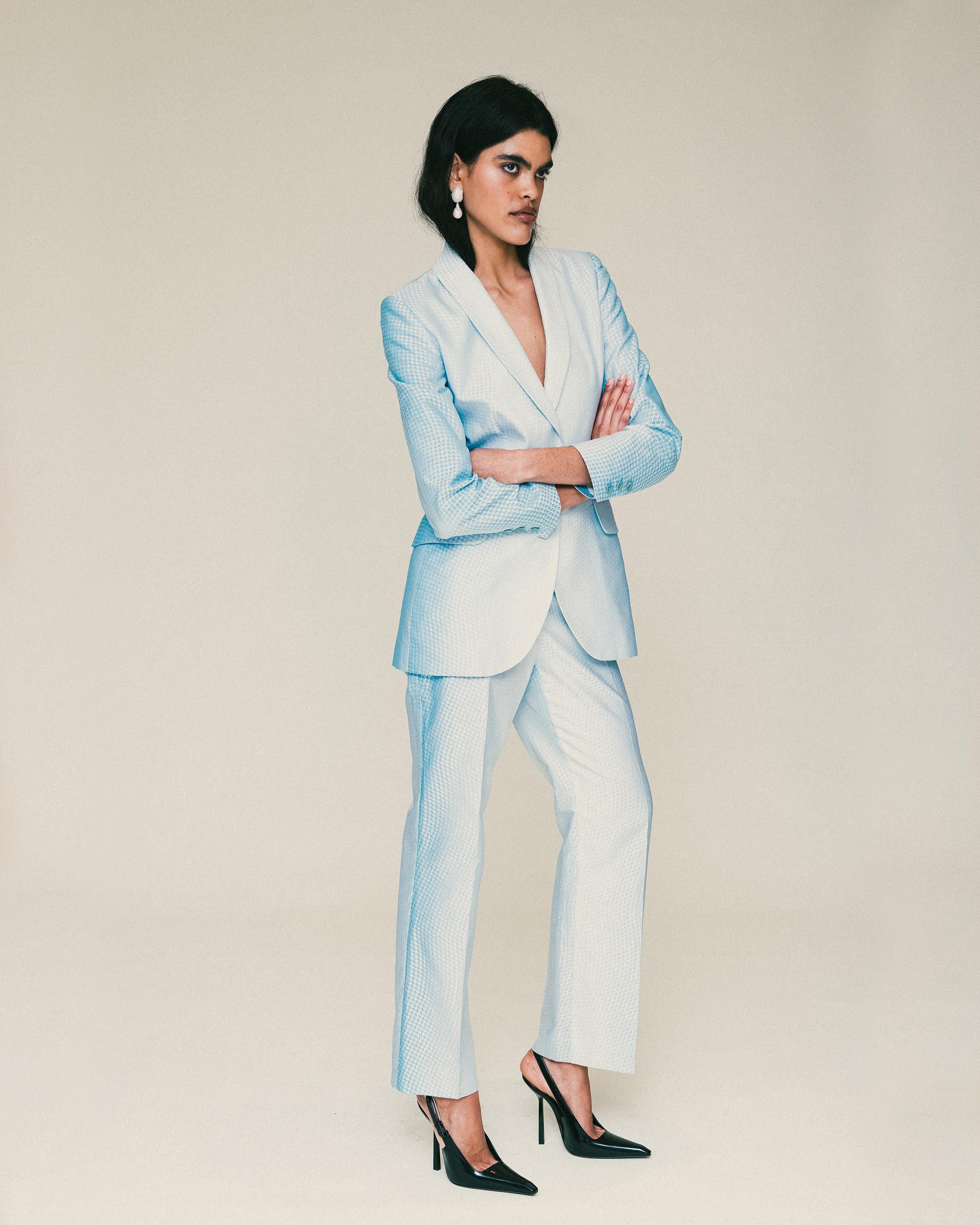 S/S 1999 Givenchy by Alexander McQueen combinaison pantalon à motif micro pied de poule bleu et blanc. La veste est dotée de deux fermetures à boutons au centre du devant et de poches latérales à rabat fonctionnelles, avec une doublure intérieure