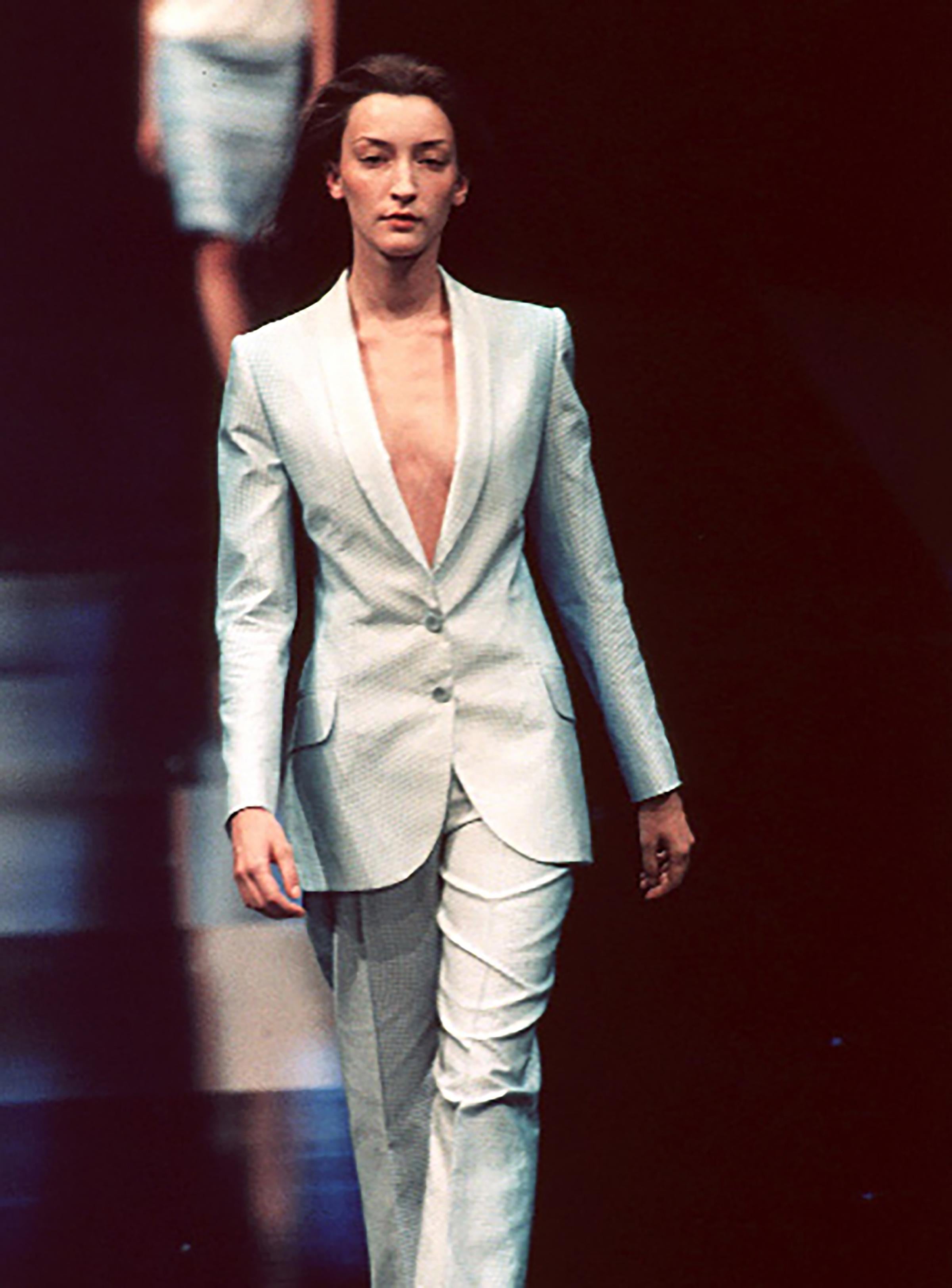 F/S 1999 Givenchy by Alexander McQueen Blauer und weißer Hosenanzug mit Hahnentrittmuster im Angebot 2