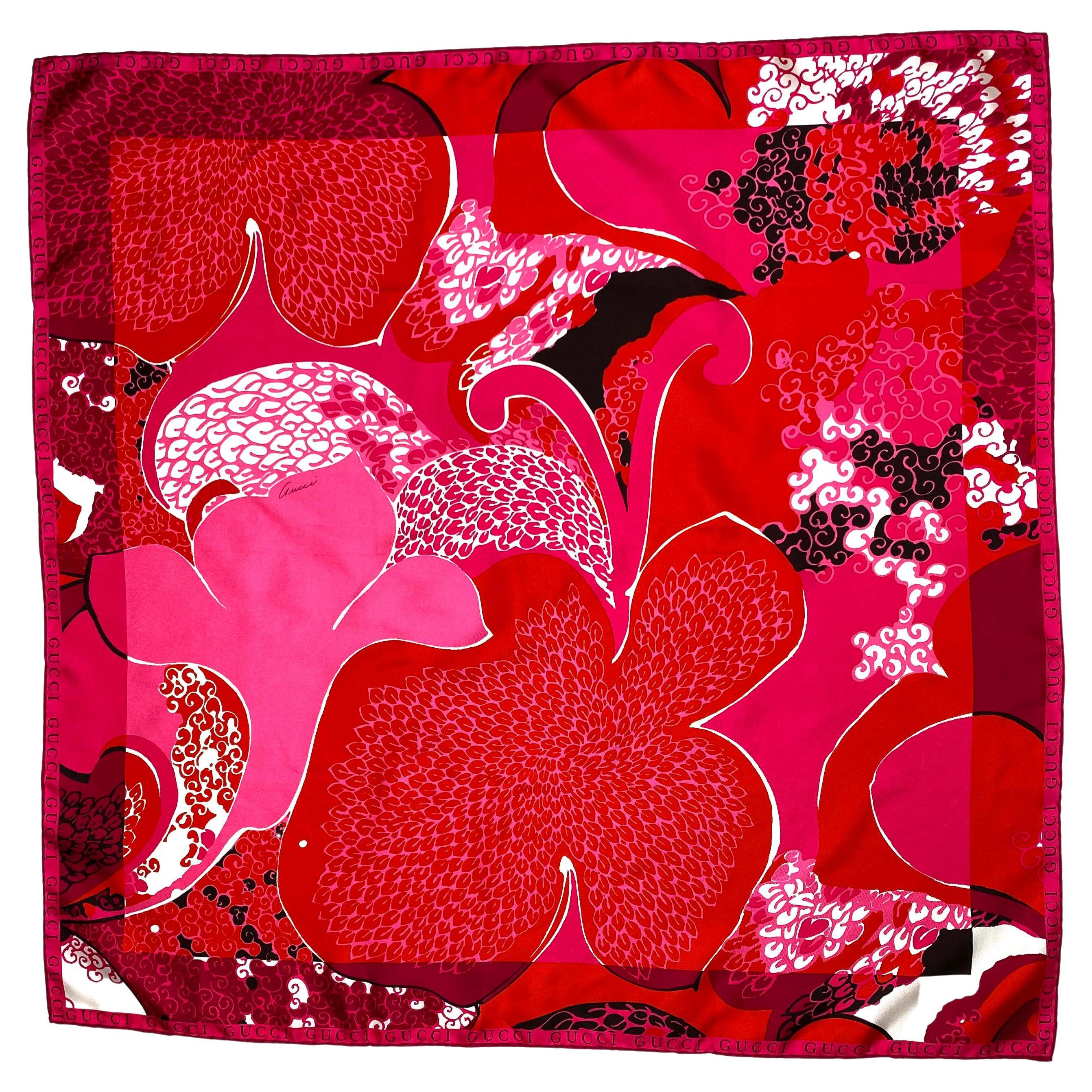 Gucci par Tom Ford - Écharpe carrée en soie rose à fleurs acides avec logo, P/E 1999
