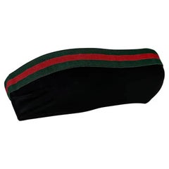 Top bikini a fascia elasticizzato verde a righe rosse e nere di Gucci by Tom Ford per la P/E 1999