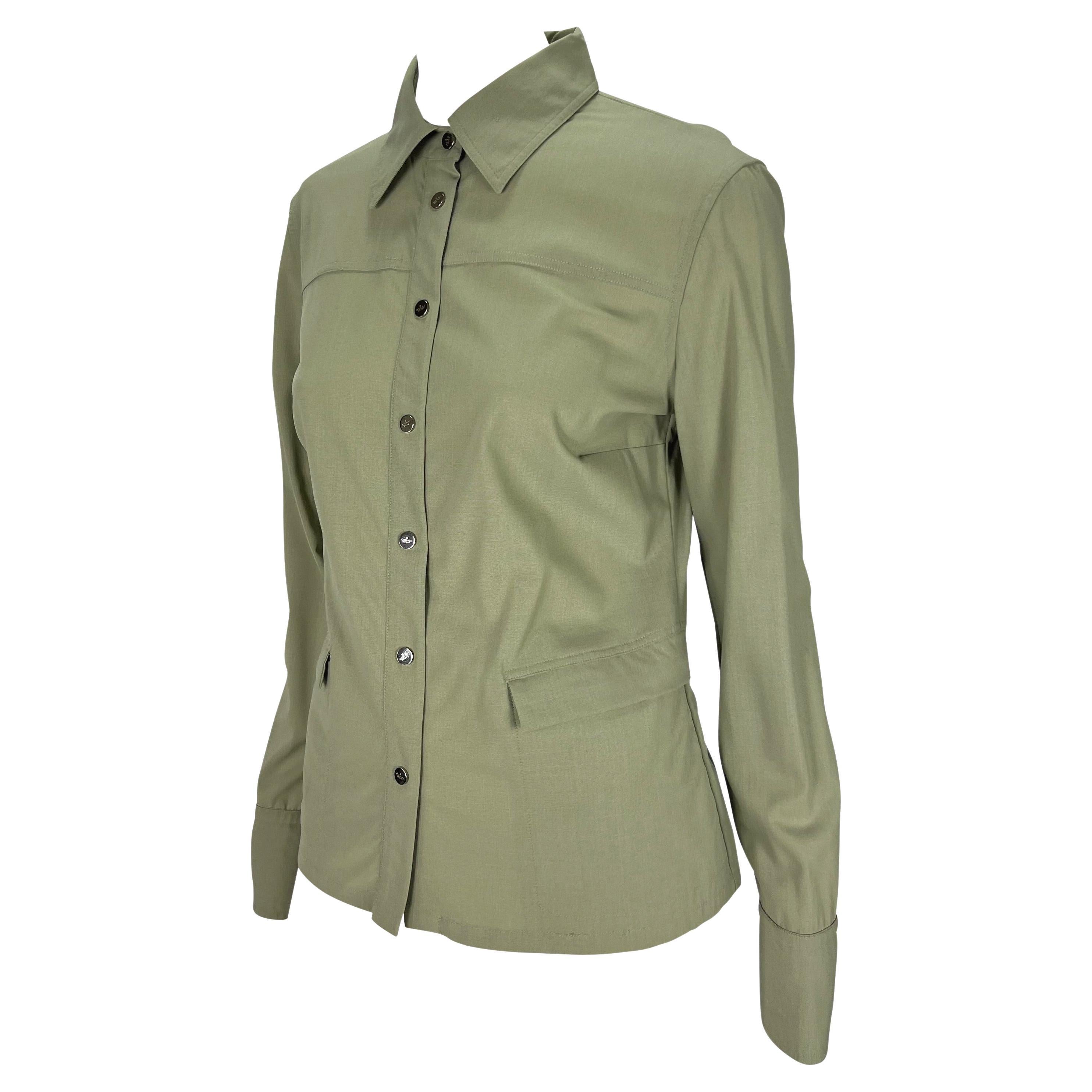 Wir präsentieren ein khakifarbenes Gucci-Hemd mit Button-Down-Kragen, entworfen von Tom Ford. Dieses Mustertop aus der Frühjahr/Sommer-Kollektion 1999 wurde nie in Massenproduktion hergestellt und ist somit die perfekte Rarität für jeden Gucci by