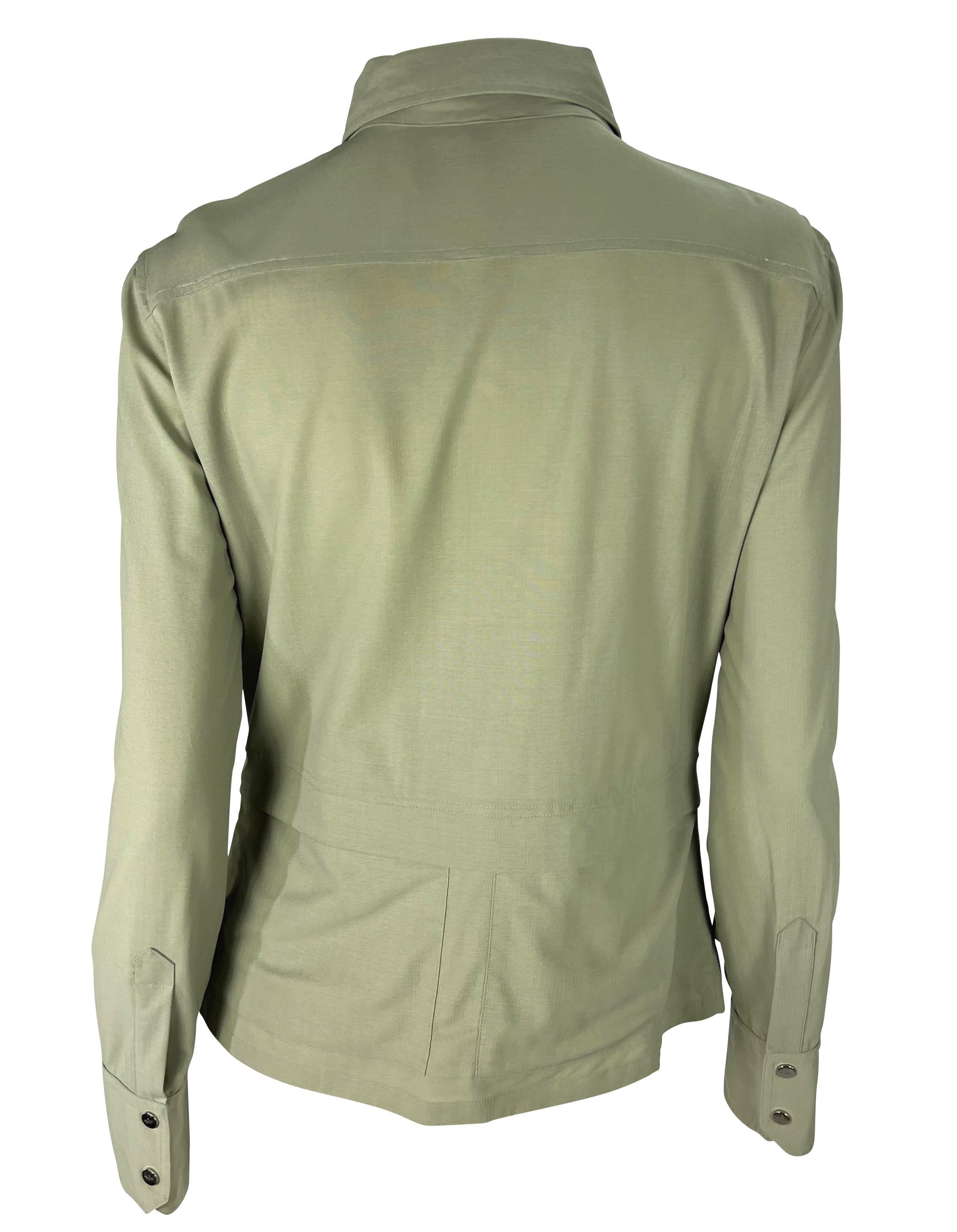 F/S 1999 Gucci by Tom Ford Logo Snap Khaki-Taschenbluse mit Schnappverschluss Muster im Zustand „Gut“ im Angebot in West Hollywood, CA