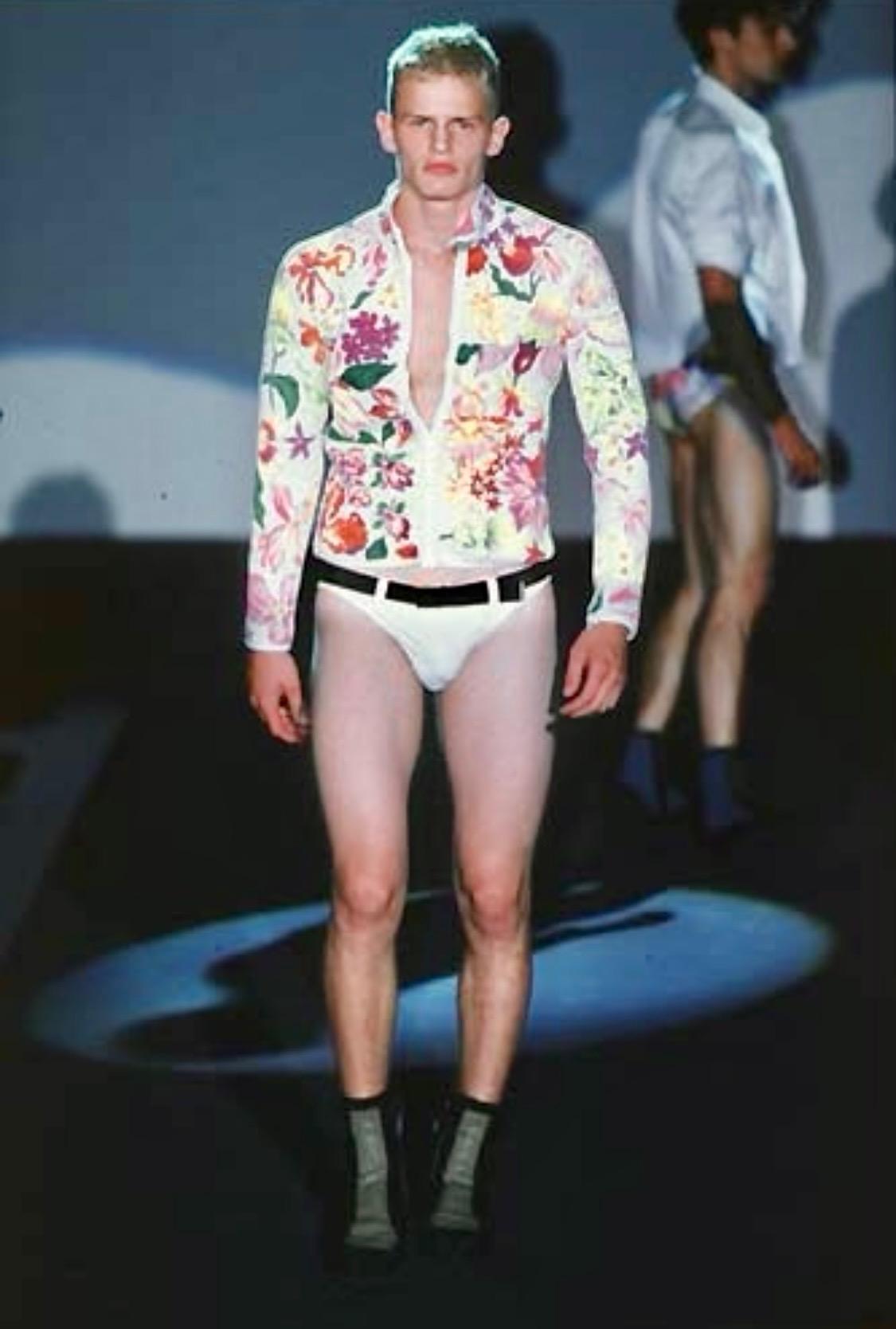 S/S 1999 Gucci by Tom Ford Men's Runway Ad White Floral Neoprene Scuba Jacket For Sale 1