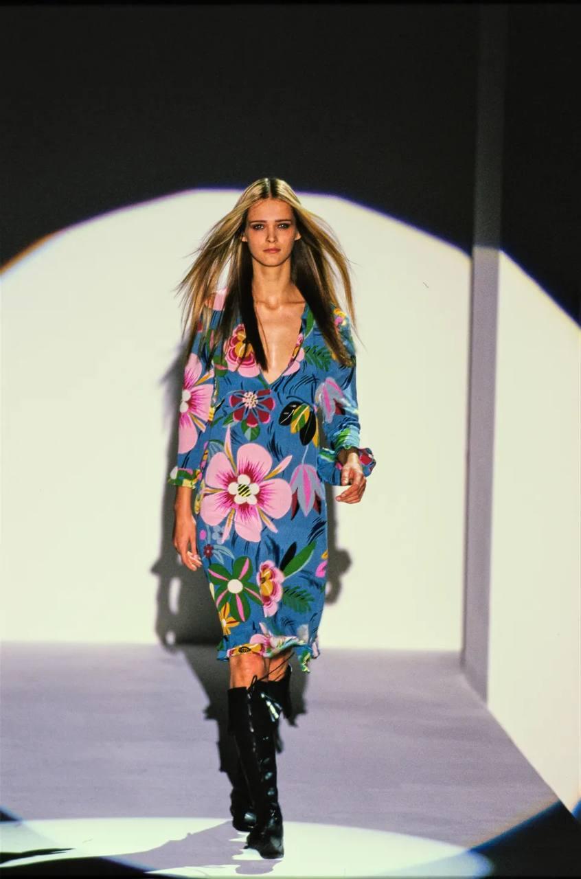F/S 1999 Gucci by Tom Ford Rosa Seidenbluse mit „Acid Flower“-Druck und Knopfleiste im Angebot 6