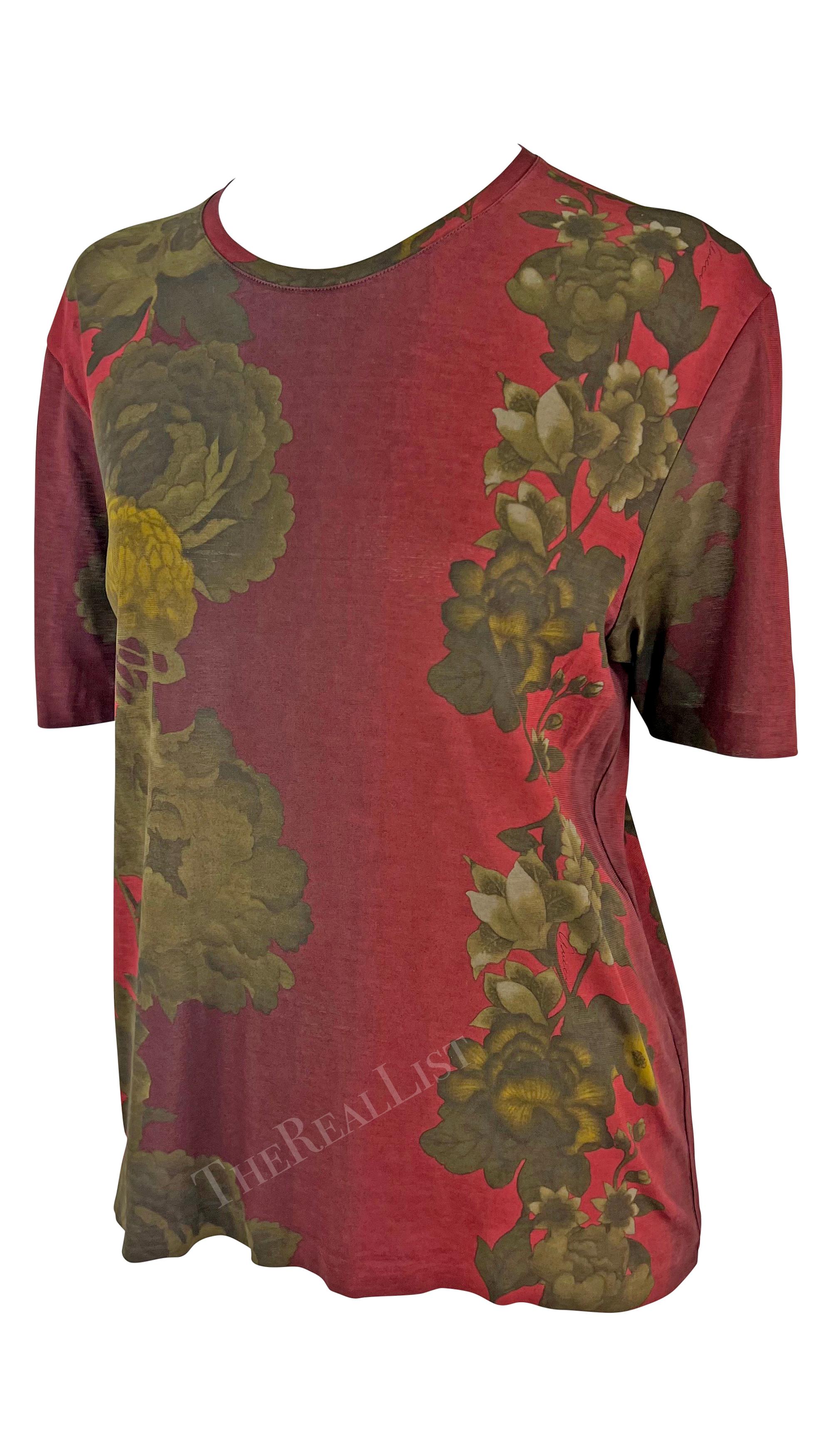 Presenting a fabulous red floral men's Gucci t-shirt, designed by Tom Ford. From the Spring/Summer 1999 collection, this ombre red t-shirt is covered in a monochromatic floral print. 

Approximate measurements:
Size - L
Shoulder to hem: 23