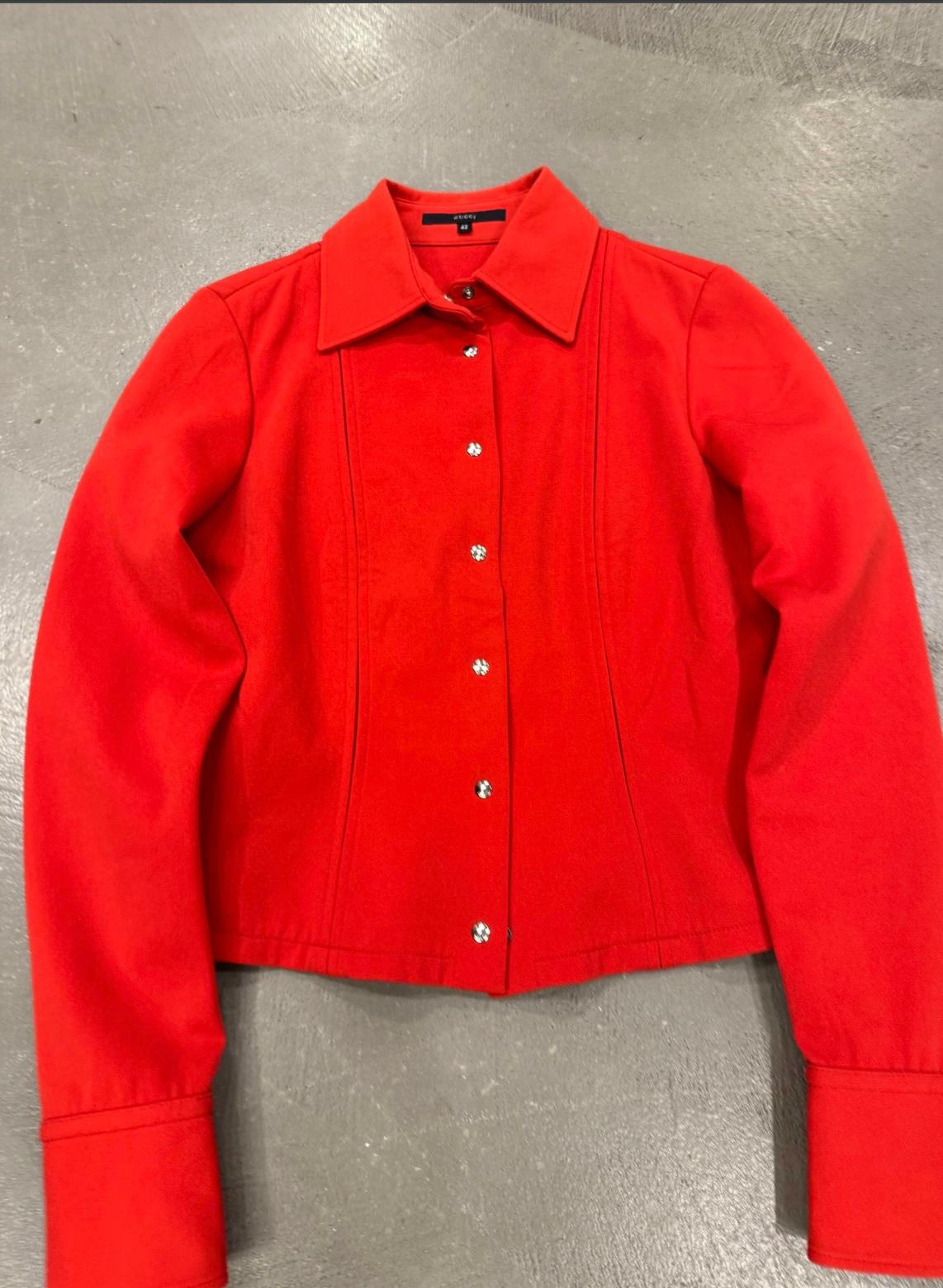 S/S 1999 Gucci by Tom Ford rot getäfelte Jacke

Diese auffällige rote Jacke aus der Frühjahr/Sommer-Kollektion 1999 von Gucci unter der Leitung von Tom Ford ist ein hervorragendes Beispiel für seine kultige Schneiderkunst. Das Modell hat eine