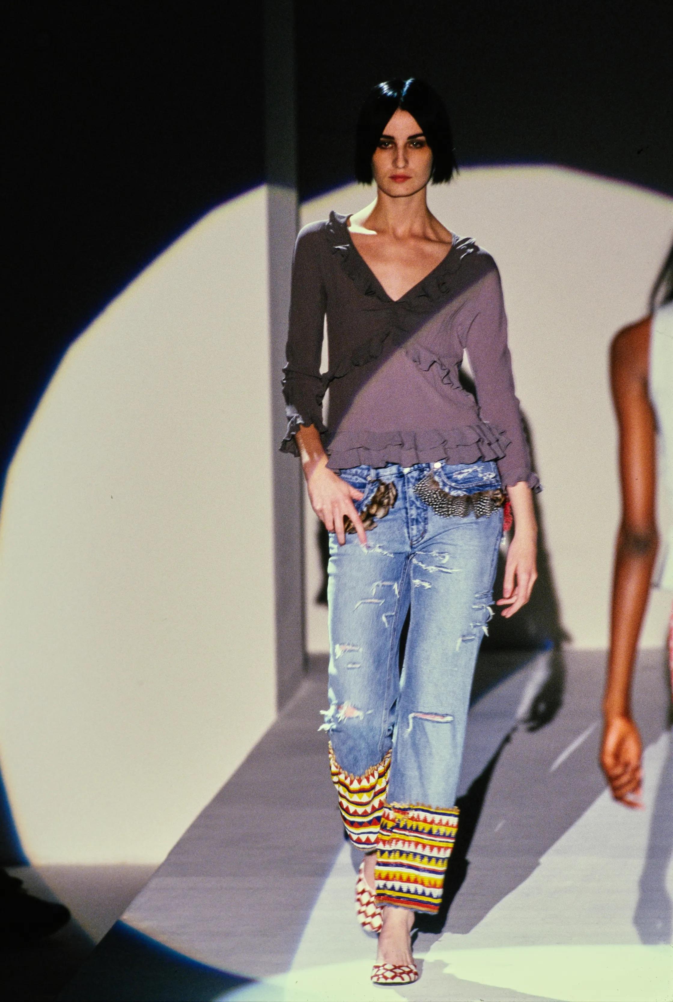 Voici un fabuleux ensemble de jupes à volants lavande taupe de Gucci, conçu par Tom Ford à partir de la collection printemps/été 1999. Le haut de cet ensemble a fait ses débuts sur le podium de la saison dans le cadre du look 21, présenté par le
