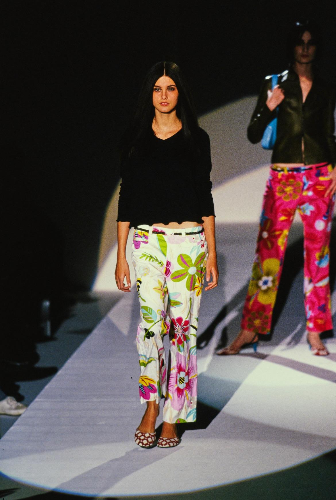 Presenting a pair of incredible vibrant white floral Gucci pants, designed by Tom Ford. From the Spring/Summer 1999 collection, these stunning pants debuted on the season's runway as part of look 6, modeled by Trish Goff, and in the season's ad