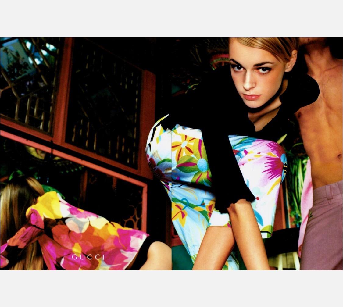 Haut Gucci par Tom Ford défilé printemps-été 1999 transparent en soie à fleurs roses et orange en vente 3