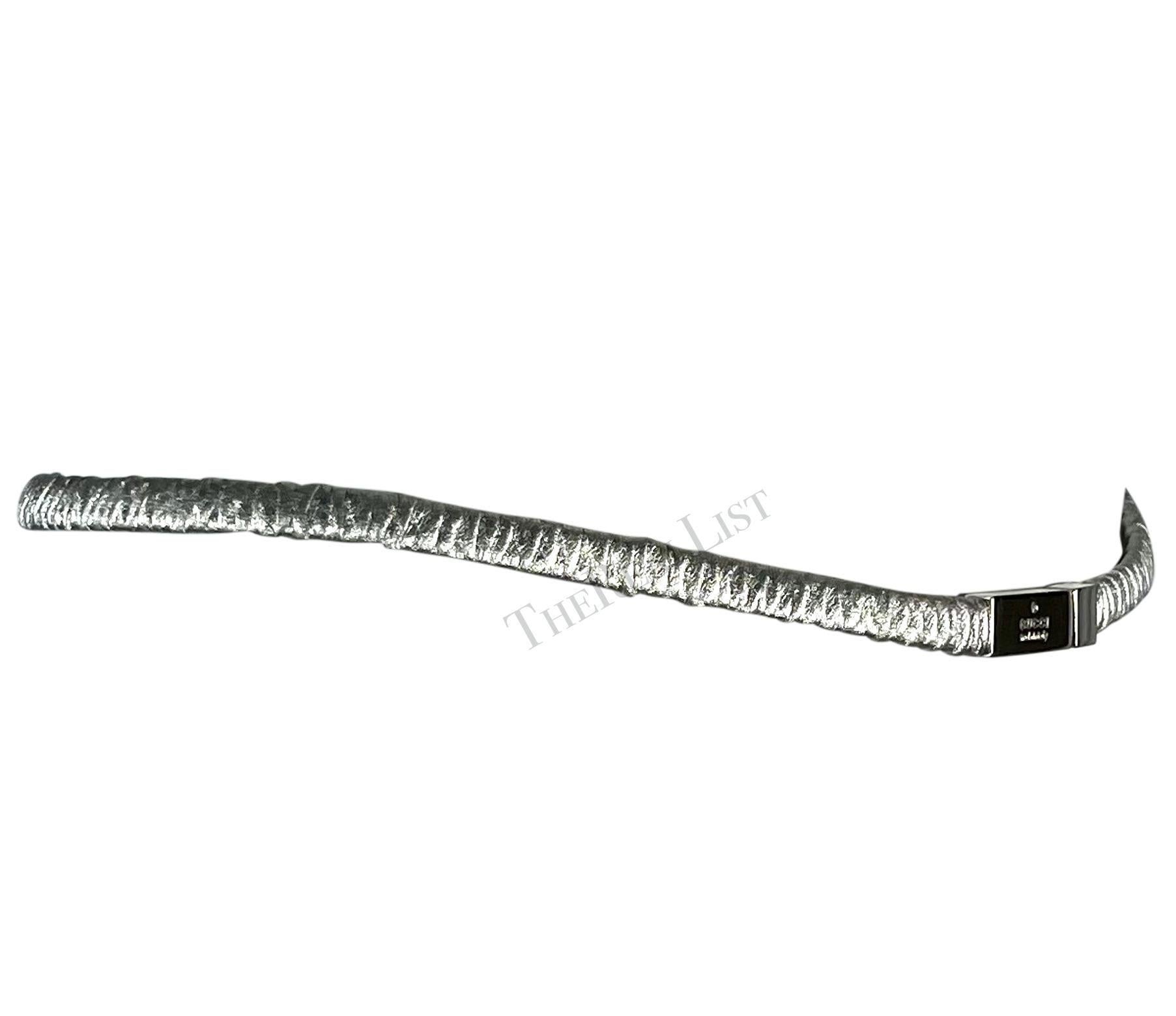 P/E 1999 Gucci by Tom Ford Cintura sottile in pelle elasticizzata argentata con logo in vendita 1