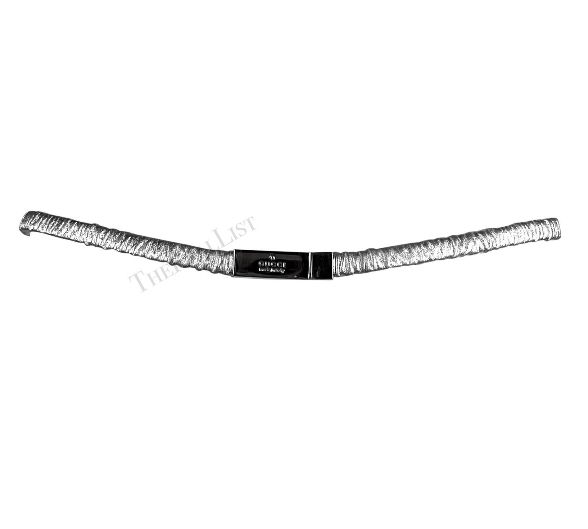 P/E 1999 Gucci by Tom Ford Cintura sottile in pelle elasticizzata argentata con logo in vendita 2
