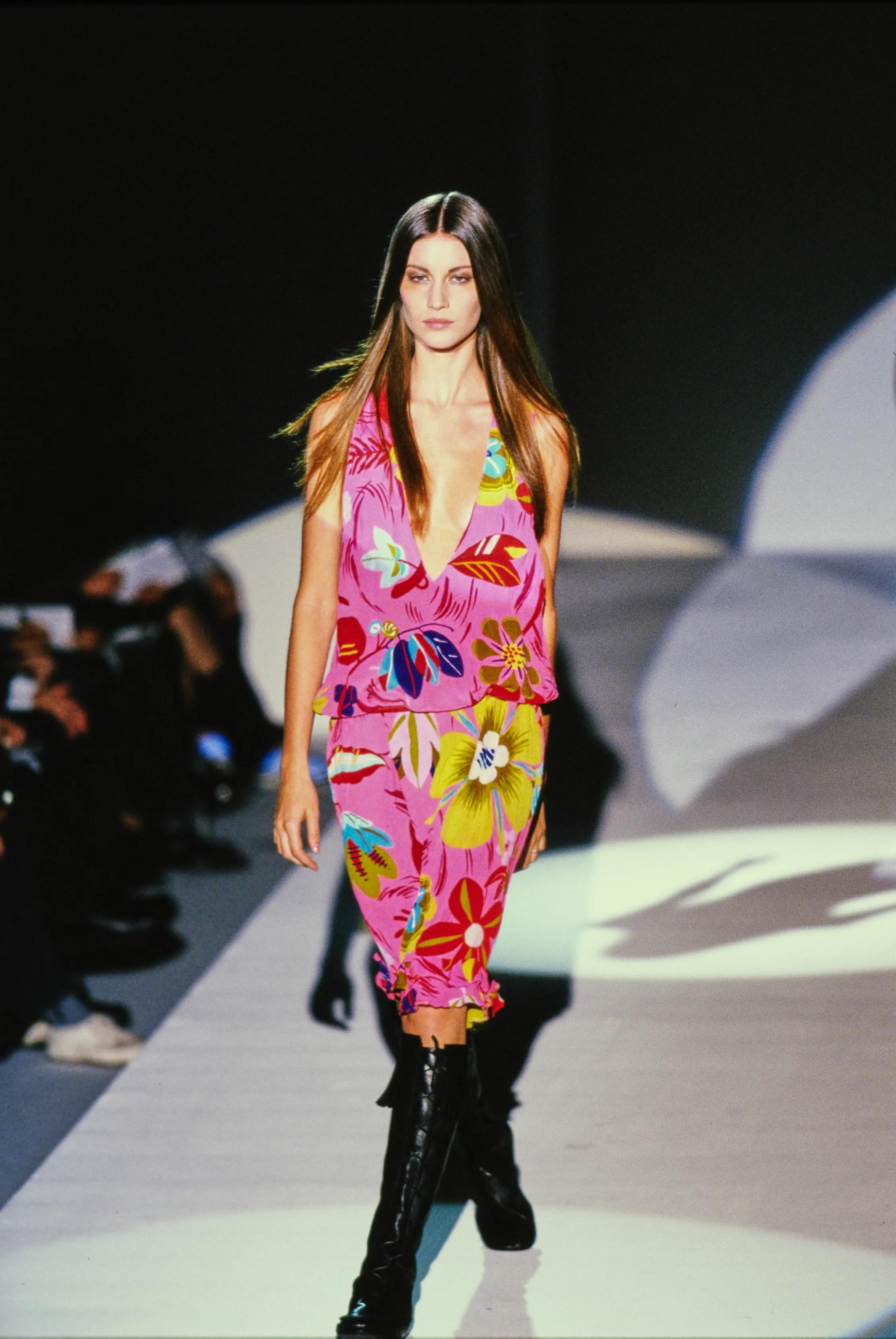 Presenting a fabulous bright pink floral print Gucci skirt, designed by Tom Ford. This dress, part of the Spring/Summer 1999 collection, features the 'Acid Floral' design,  Tom Ford's reinterpretation of Gucci's  Accornero Flora print. It shares an