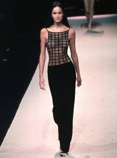 Abito nero con cut-out a gabbia in stile bandage della collezione Couture primavera/estate 1999 di Hervé Léger