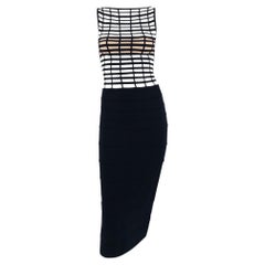 Vestido negro con aberturas y diseño de jaula tipo vendaje de la colección de alta costura de Hervé Léger, temporada primavera-verano 1999