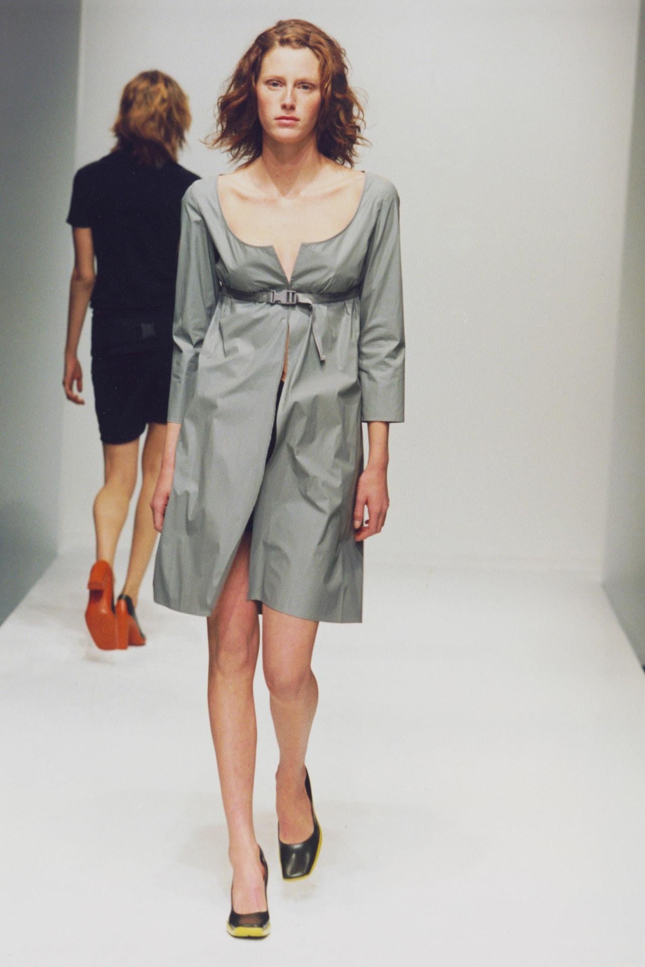 S/S 1999 Miu Miu Runway Robe technique ceinturée gris pâle Bon état - En vente à Berlin, DE