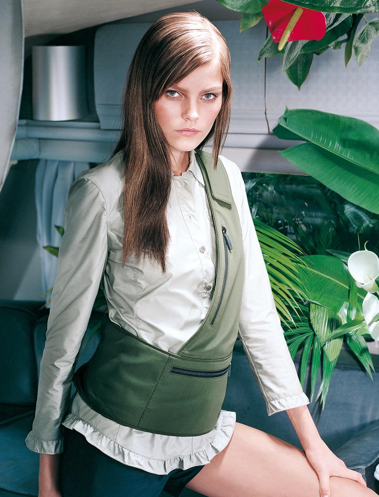 S/S 1999 Miu Miu Runway&Campaign Olive Nylon Asymmetric Utility Bag Bon état - En vente à Berlin, DE