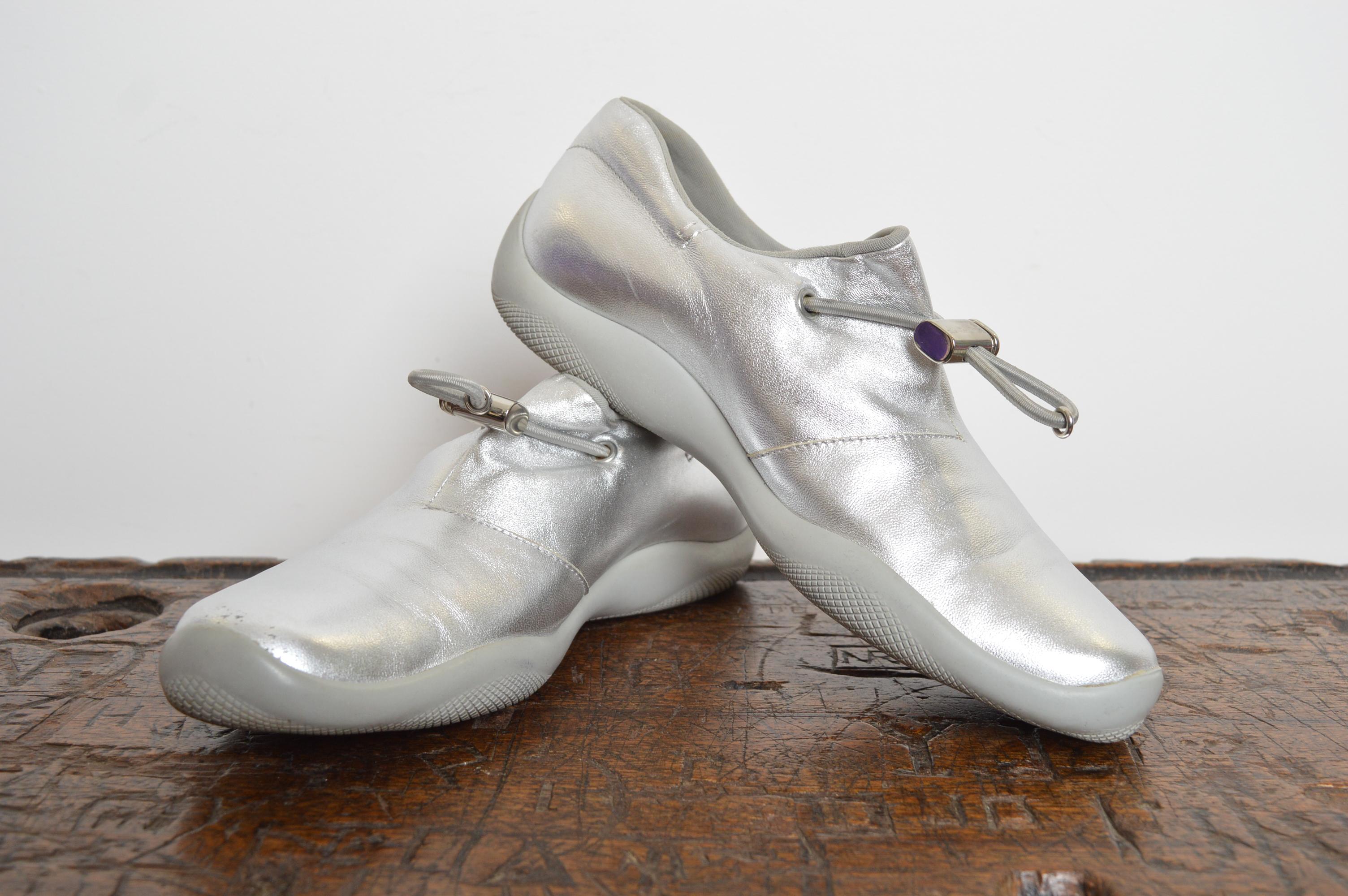 S/S 1999 PRADA Sport Futuristic Silver Leather Cups Metallic Trainers / Sneakers en venta 10