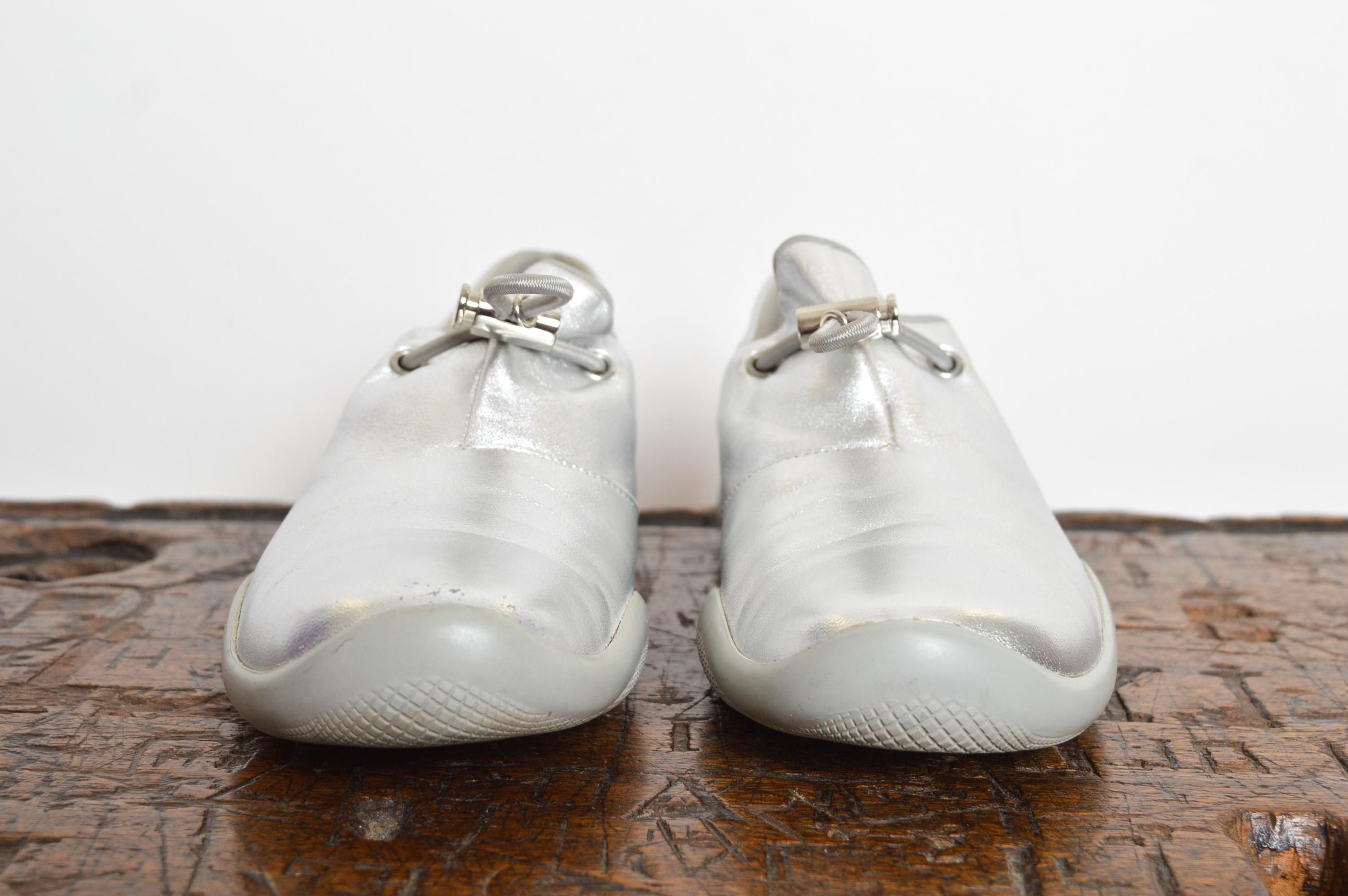 S/S 1999 PRADA Sport Futuristic Silver Leather Cups Metallic Trainers / Sneakers en Bueno estado para la venta en Sheffield, GB
