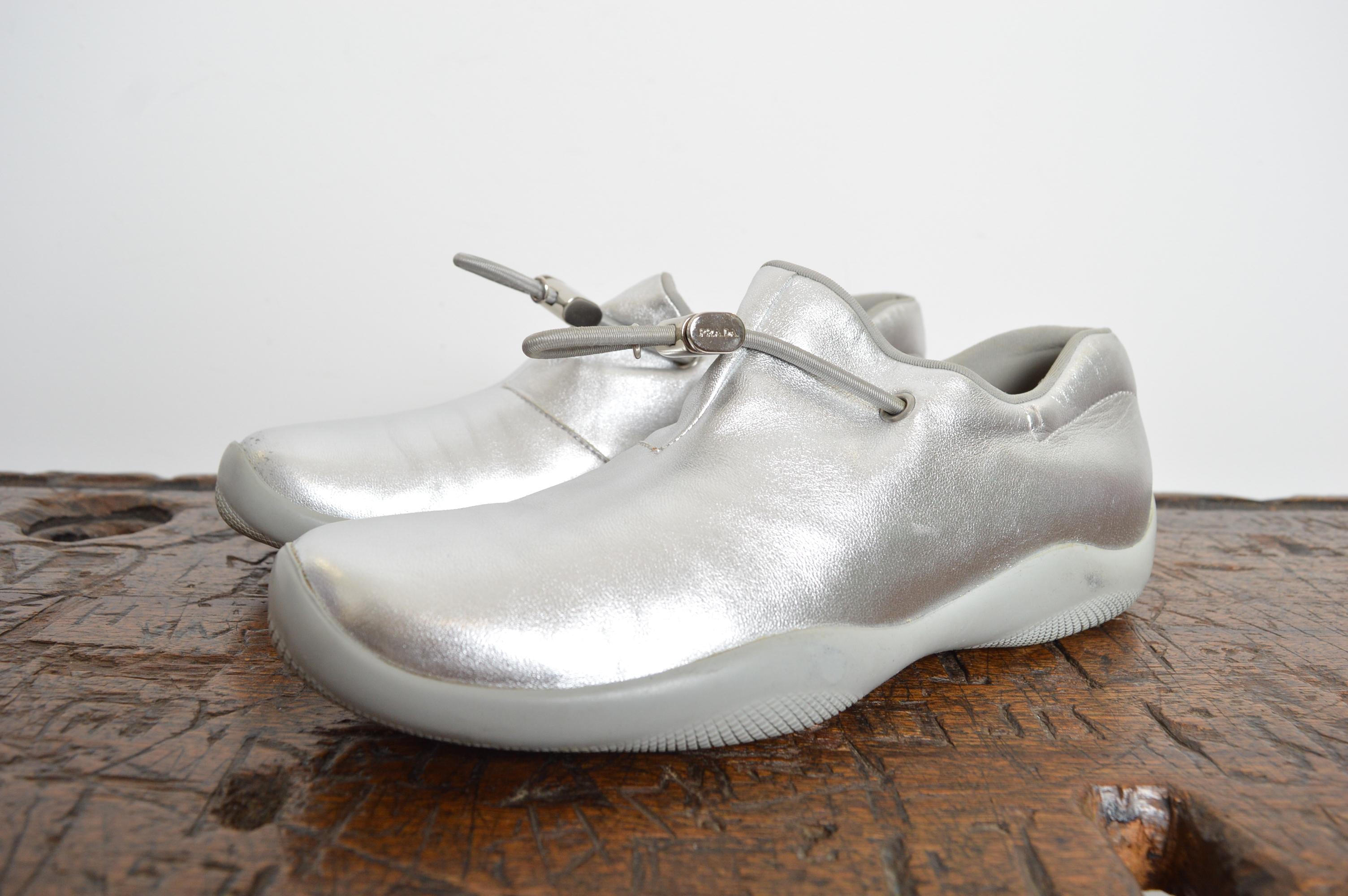 Femenino o masculino S/S 1999 PRADA Sport Futuristic Silver Leather Cups Metallic Trainers / Sneakers en venta