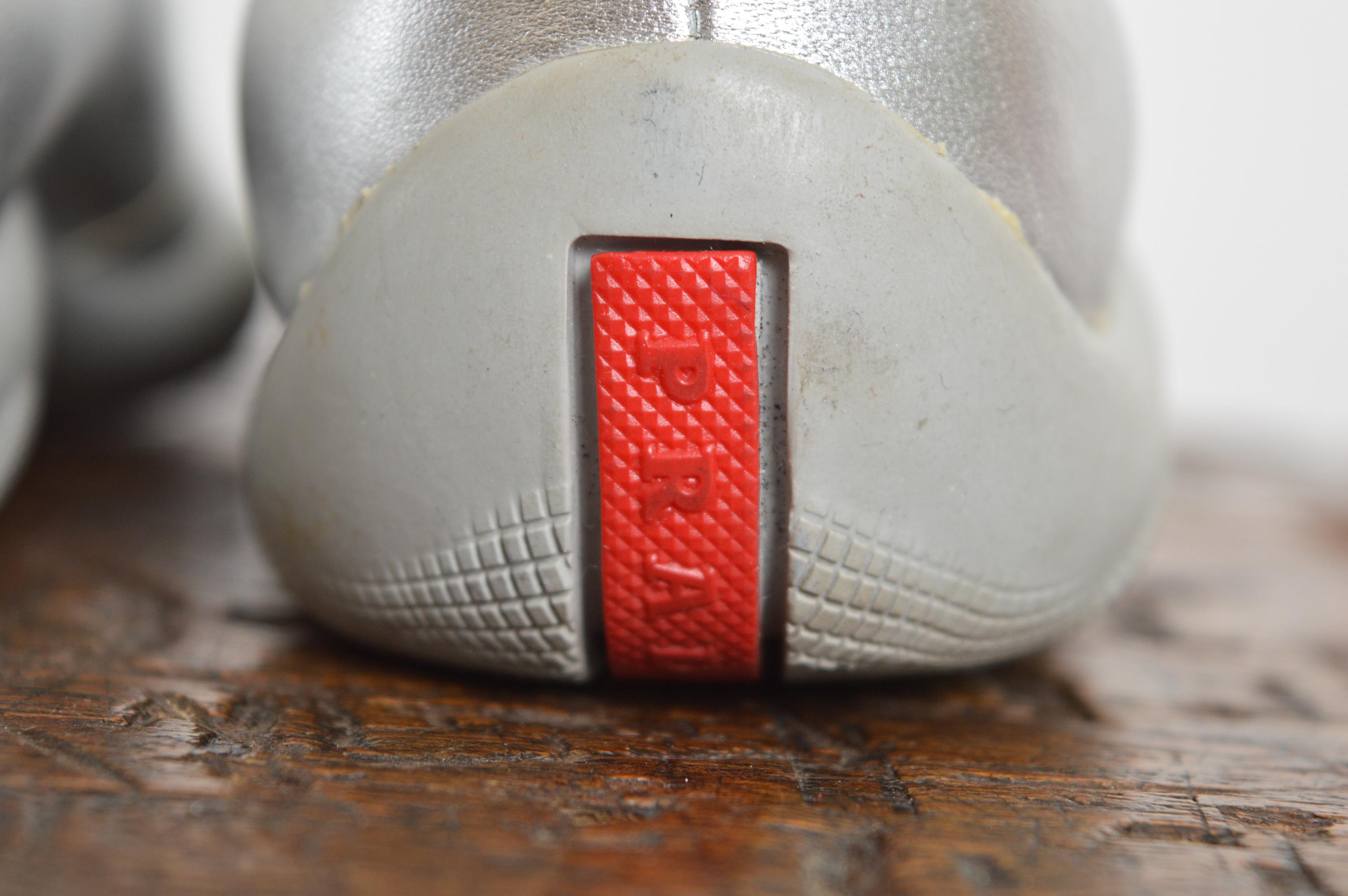 S/S 1999 PRADA Sport Futuristic Silver Leather Cups Metallic Trainers / Sneakers en venta 3