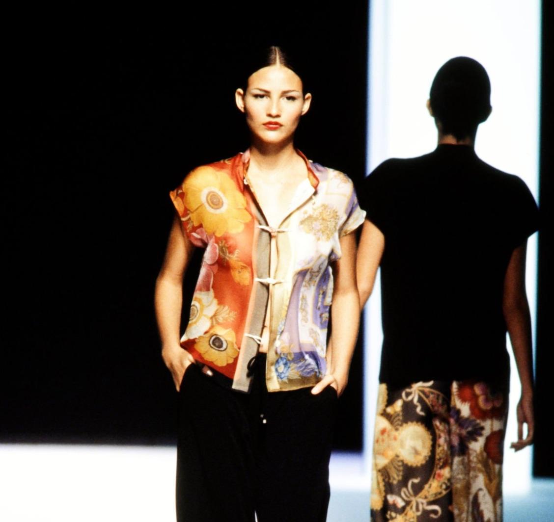 Haut à fleurs multicolore en soie transparente Salvatore Ferragamo Runway Ad S/S 1999 en vente 1