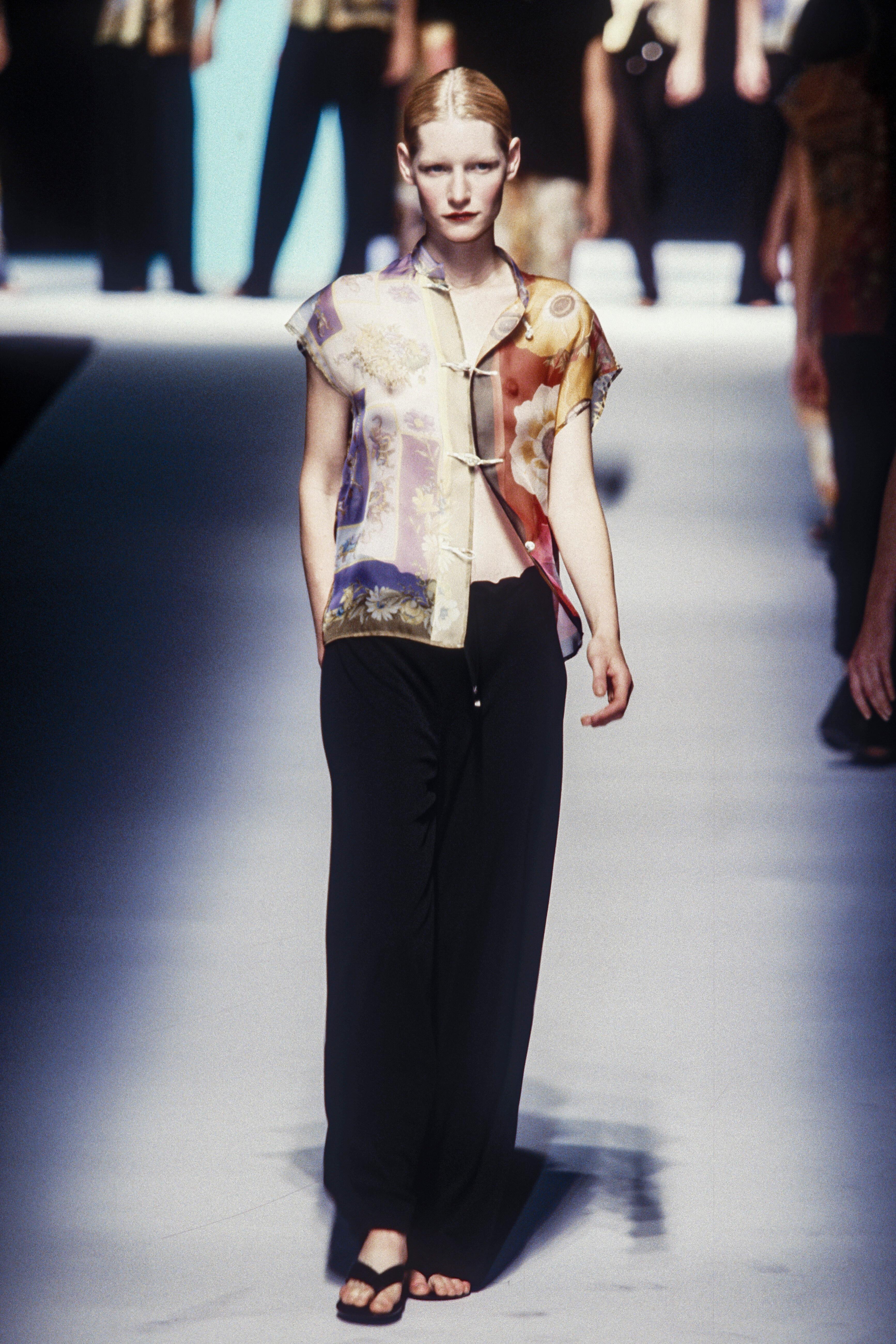 Haut à fleurs multicolore en soie transparente Salvatore Ferragamo Runway Ad S/S 1999 en vente 3