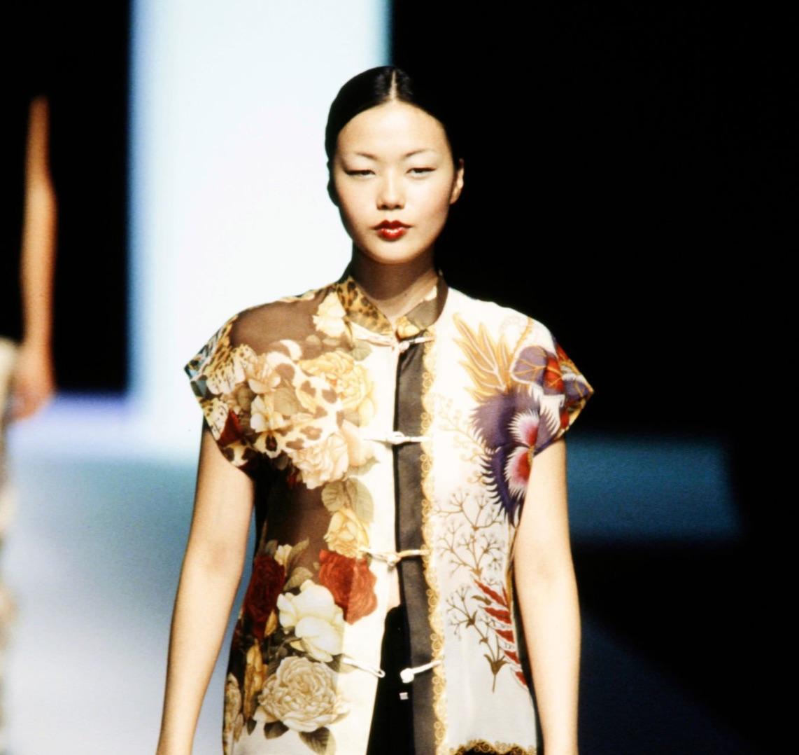 Haut à fleurs multicolore en soie transparente Salvatore Ferragamo Runway Ad S/S 1999 en vente 4