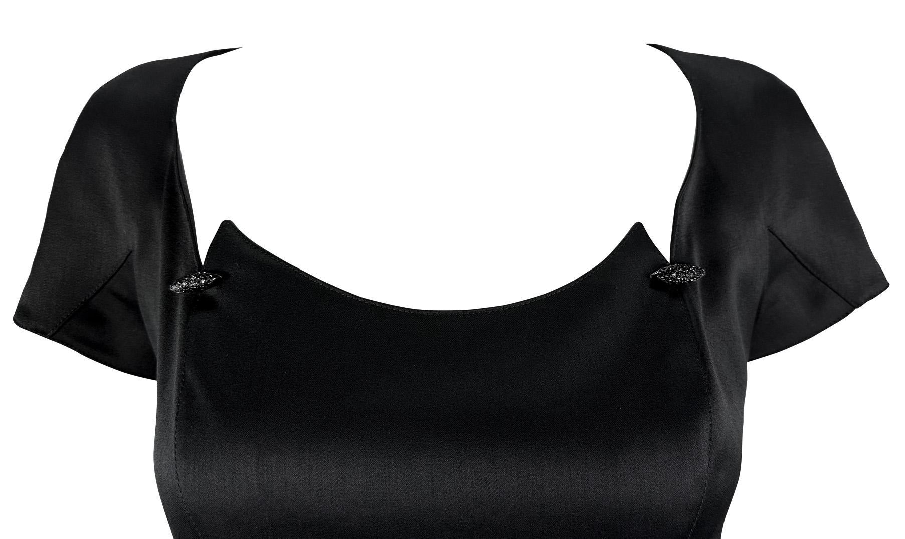 Manfred Mugler entwarf dieses fabelhafte kleine Schwarze für seine Thierry Mugler Frühjahr/Sommer-Kollektion 1999. Dieses schicke Kleid, das im Brustbereich mit kleinen Strasssteinchen verziert ist, fällt bis zum Knie und hat Ärmel im Blütenstil.