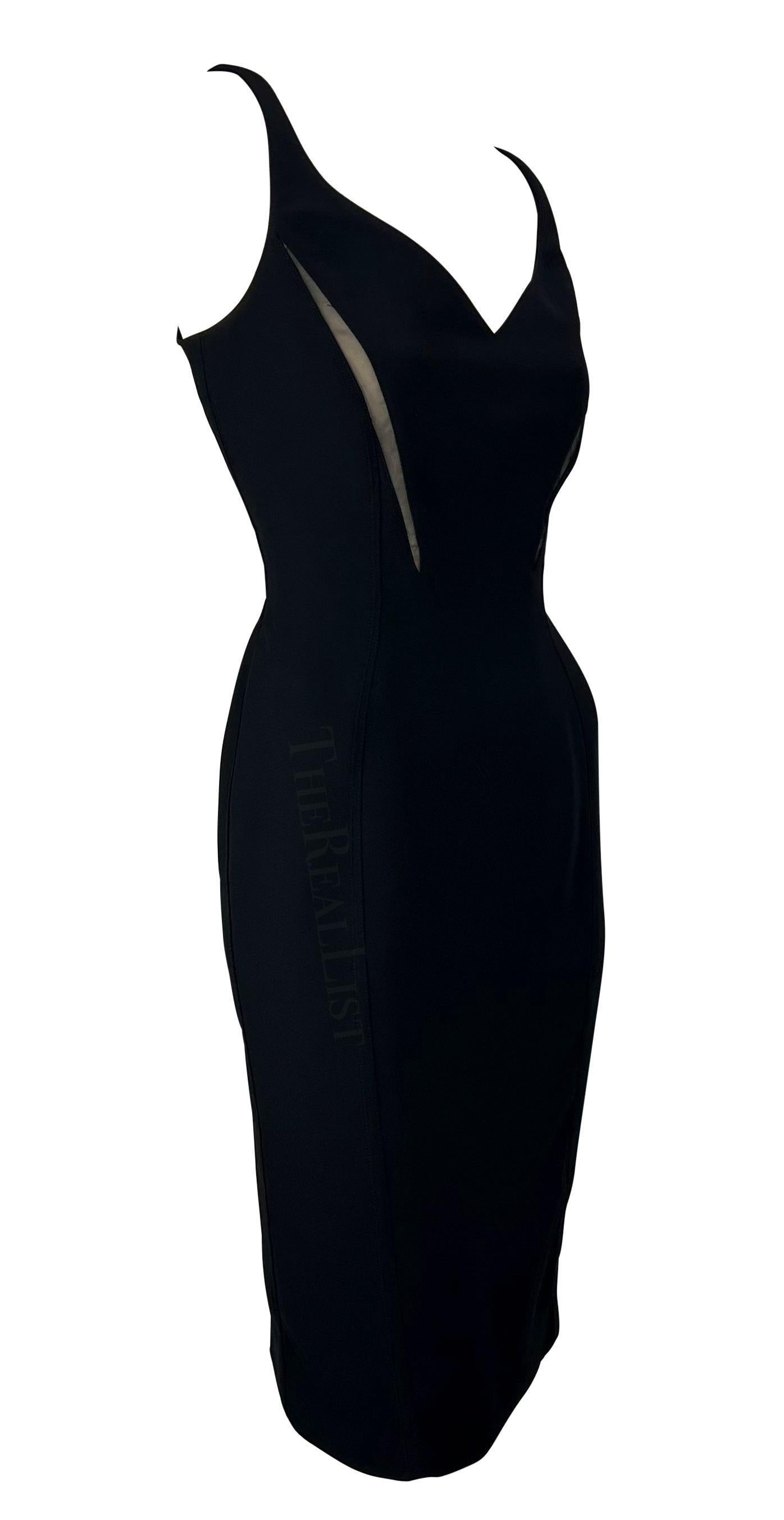 Wir präsentieren ein fabelhaftes schwarzes Thierry Mugler Minikleid, entworfen von Manfred Mugler. Dieses ärmellose Minikleid aus der Frühjahr/Sommer-Kollektion 1999 hat einen herzförmigen Ausschnitt und ist mit zwei netzbesetzten Ausschnitten an
