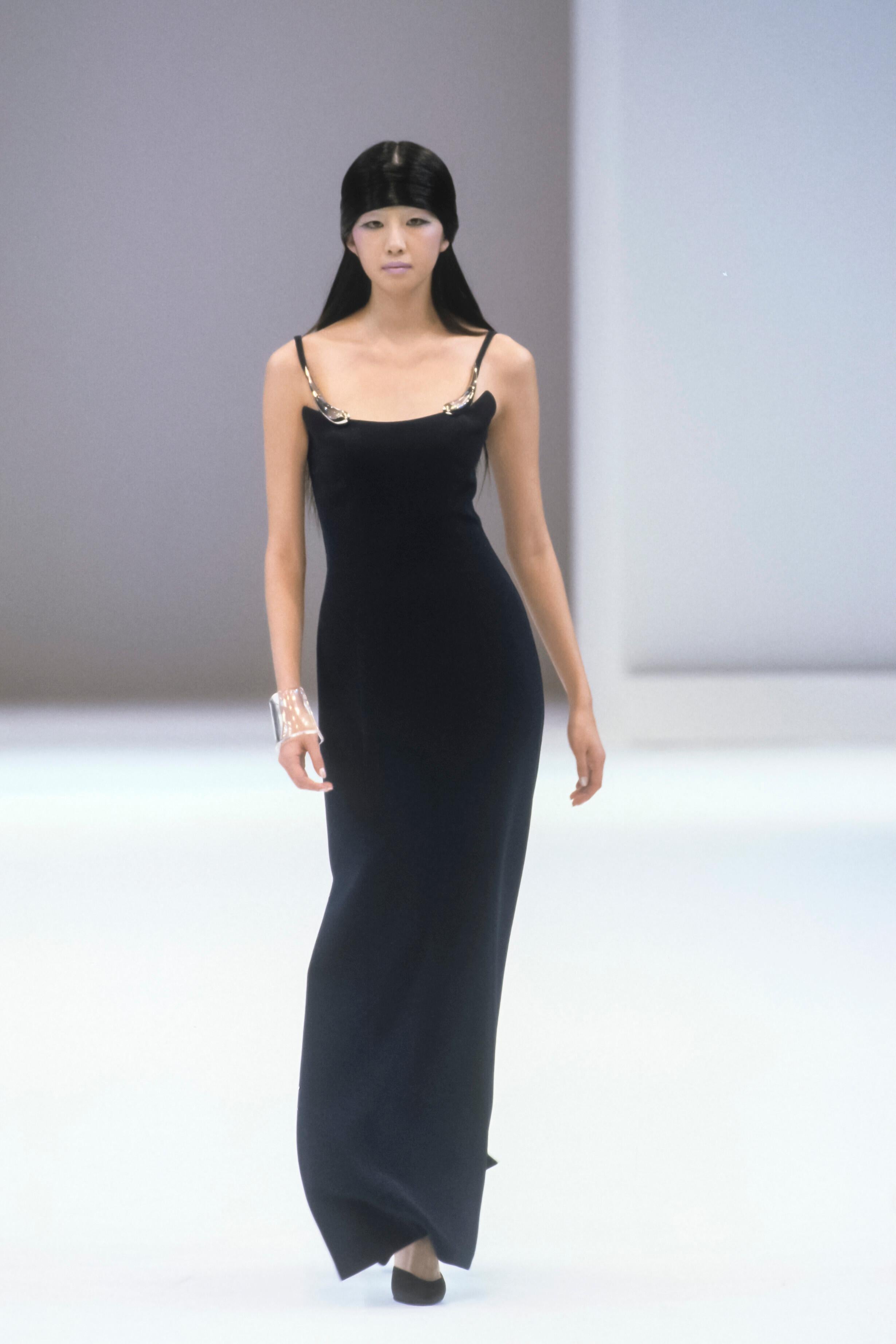 Ti presentiamo un favoloso abito Thierry Mugler color navy disegnato da Manfred Mugler. Questo bellissimo abito ha debuttato sulla passerella della collezione Primavera/Estate 1999. L'abito presenta spalline sottili, un'ampia scollatura a