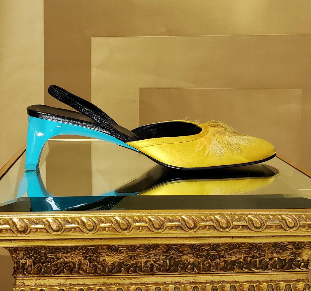 S/S 1999

TOM FORD for GUCCI

Crepe Satin
Color: Yellow
Leather lining
Leather sole
Feathers
Heel measures approximately 2''
Italy
 

Size is 8 B
Brand new, in original box, in excellent condition.
