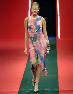 Collection printemps-été 2000 de Christian Lacroix : robe de défilé prototype rose pâle, effet tie-dye, décolleté plongeant