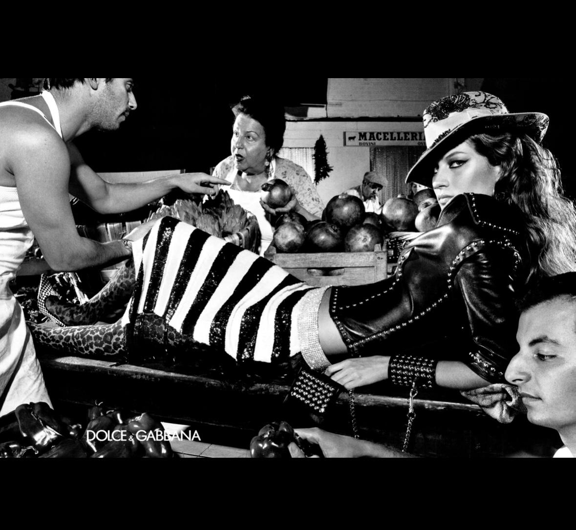 Esta cazadora motera recortada de cuero negro de la colección Primavera/Verano 2000 de Dolce & Gabbana apareció en la campaña publicitaria que lució Gisele Bündchen y fotografió Steven Meisel. Adornado con tachuelas plateadas a lo largo del cuello,