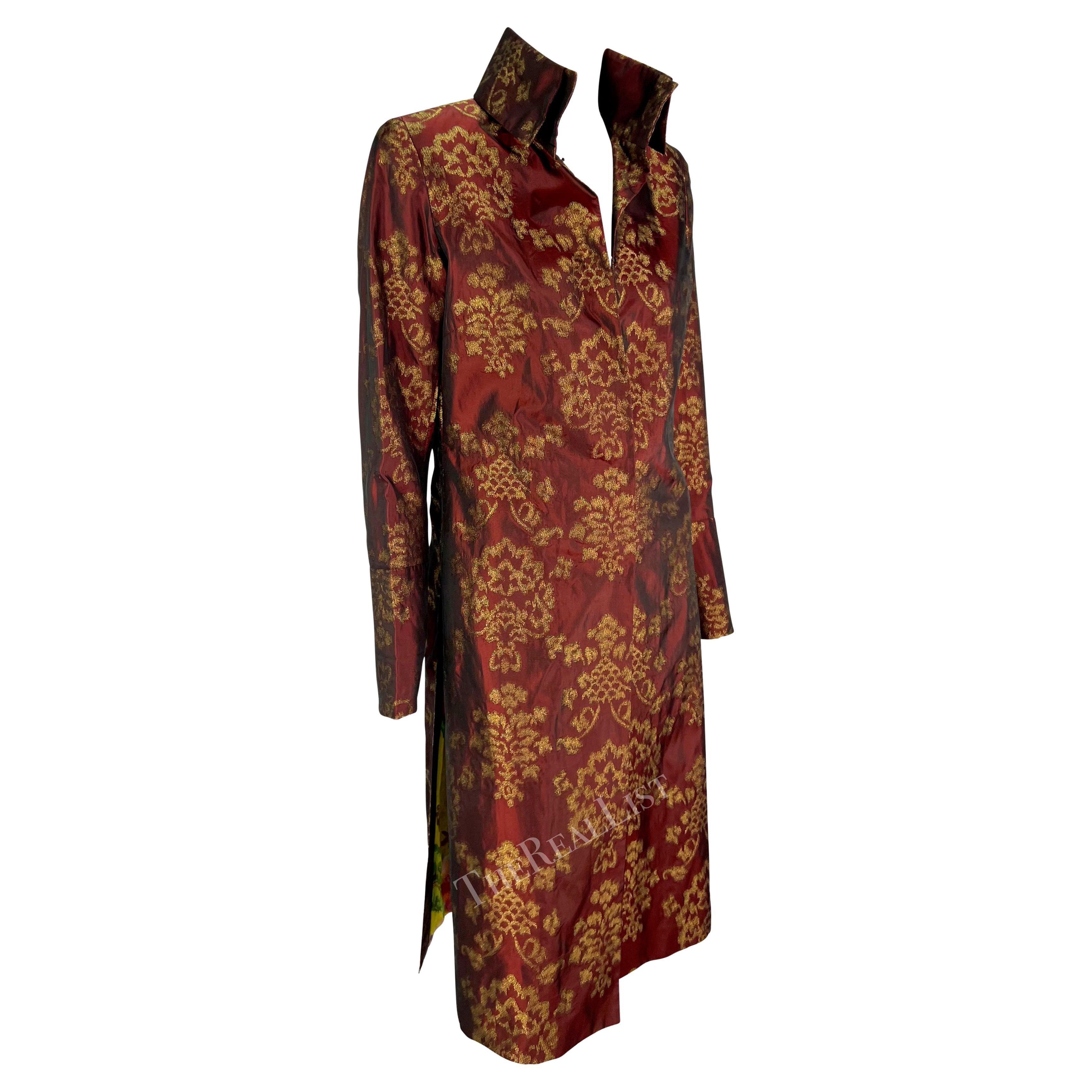 Wir präsentieren einen fabelhaften knielangen Mantel aus burgunderroter Jacquard-Seide von Dolce & Gabbana. Dieser schicke Mantel aus der Frühjahr/Sommer-Kollektion 2000 ist komplett aus burgunderrotem Satin-Jacquard gefertigt und mit einem