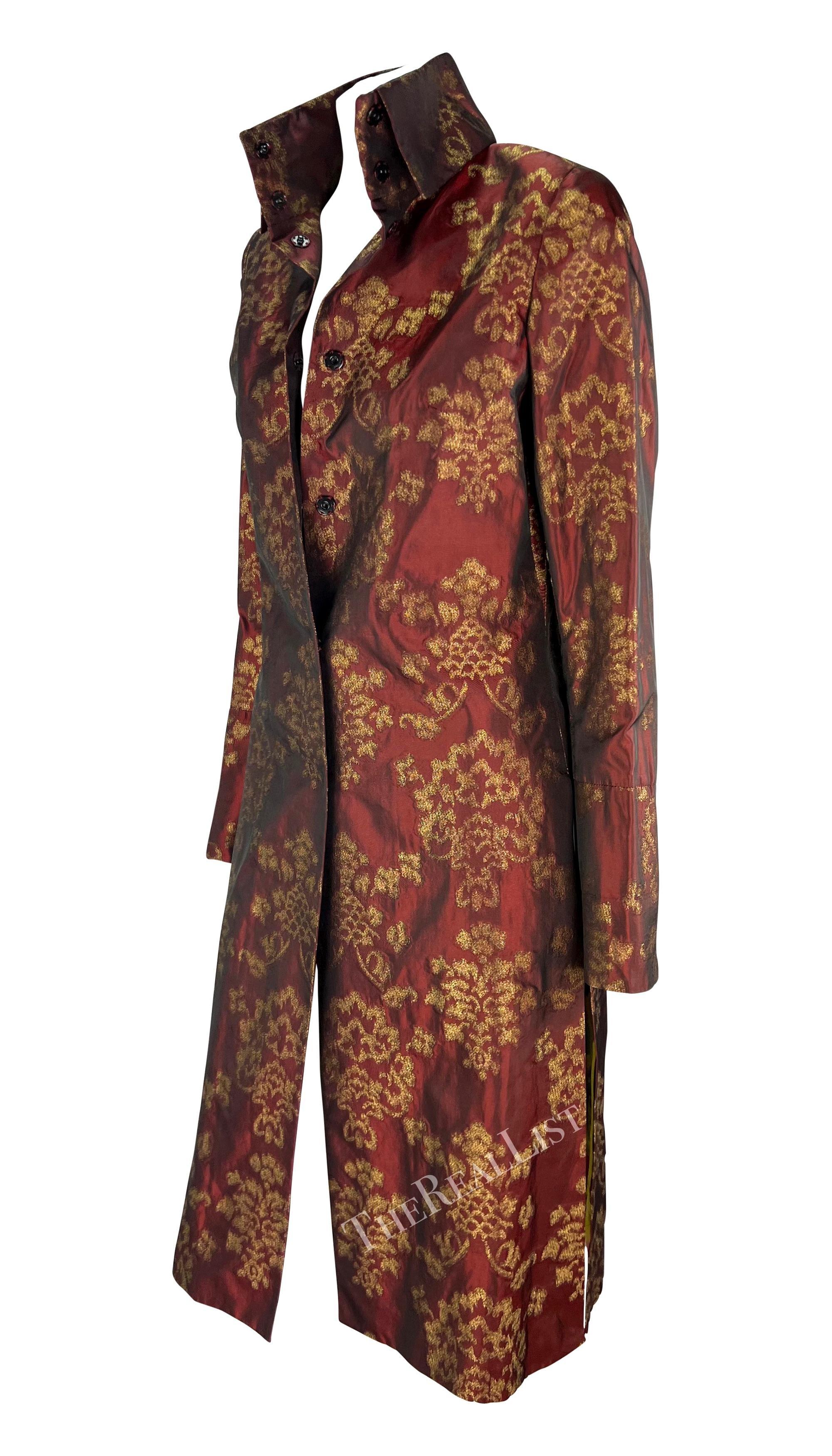 F/S 2000 Dolce & Gabbana Burgunderfarbener, langer, gewebter Satin-Jacquard-Mantel aus Gold Damen im Angebot