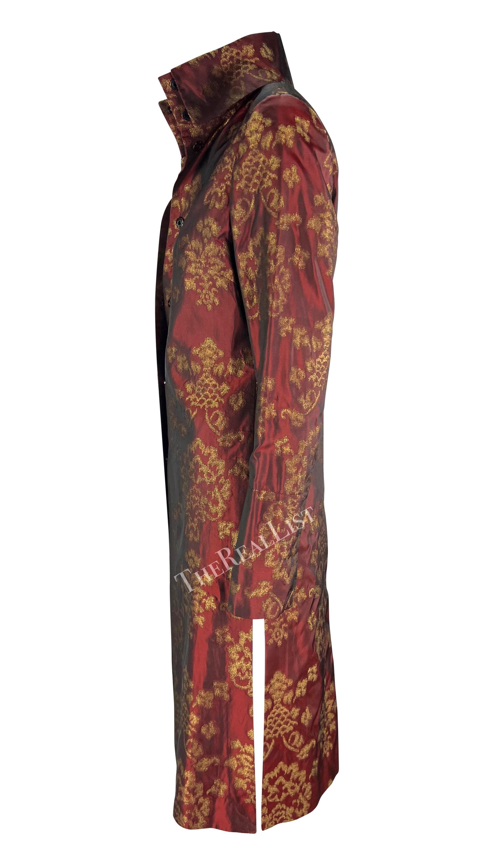 F/S 2000 Dolce & Gabbana Burgunderfarbener, langer, gewebter Satin-Jacquard-Mantel aus Gold im Angebot 2