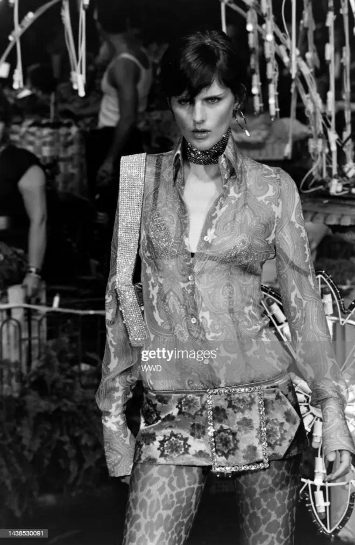 P/E 2000 Dolce & Gabbana - Camicia con polsini di strass con bottoni trasparenti e paisley in rosa In condizioni ottime in vendita a West Hollywood, CA