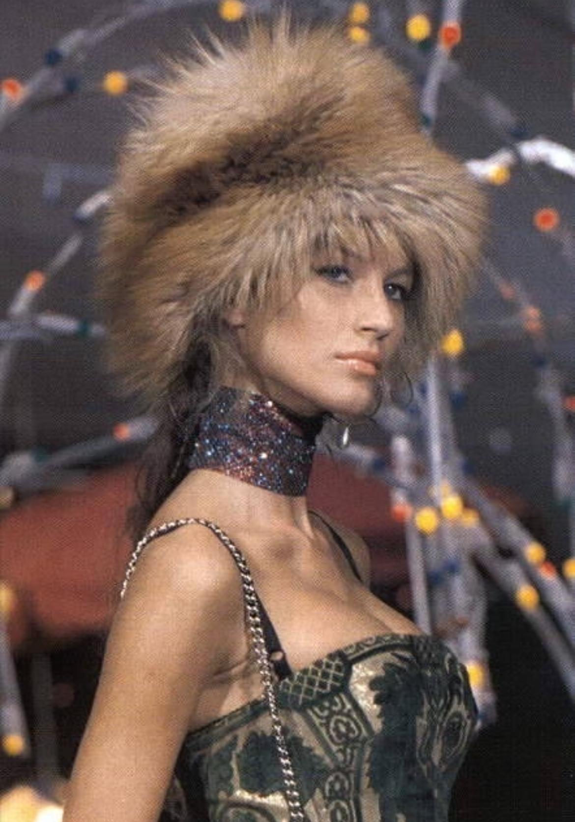Marrone P/E 2000 Dolce & Gabbana Runway Ad Red Fox Fur Oversized Pill Box Hat in vendita