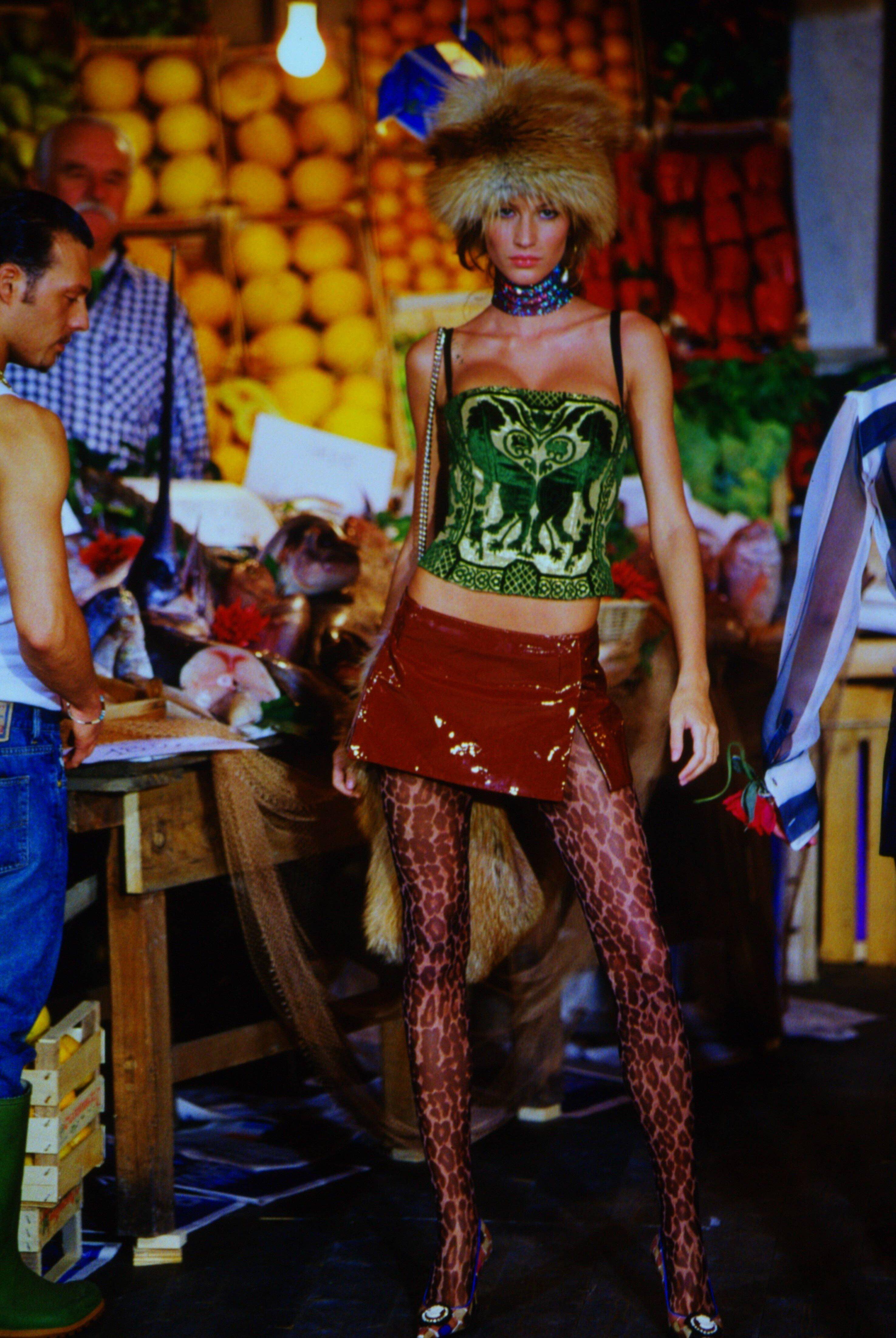Questo cappello a cilindro oversize di Dolce & Gabbana primavera/estate 2000 in pelliccia di volpe rossa è stato indossato da Gisele Bündchen nella campagna pubblicitaria della stagione e in diversi look da passerella.

Misure approssimative:
