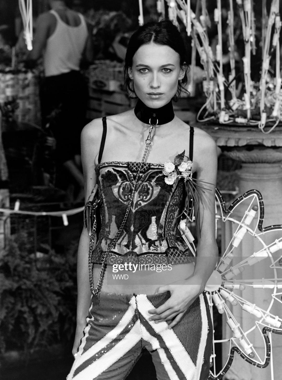 Donna P/E 2000 Dolce & Gabbana Runway Ad Red Gold Tapestry Corset Bustier in vendita