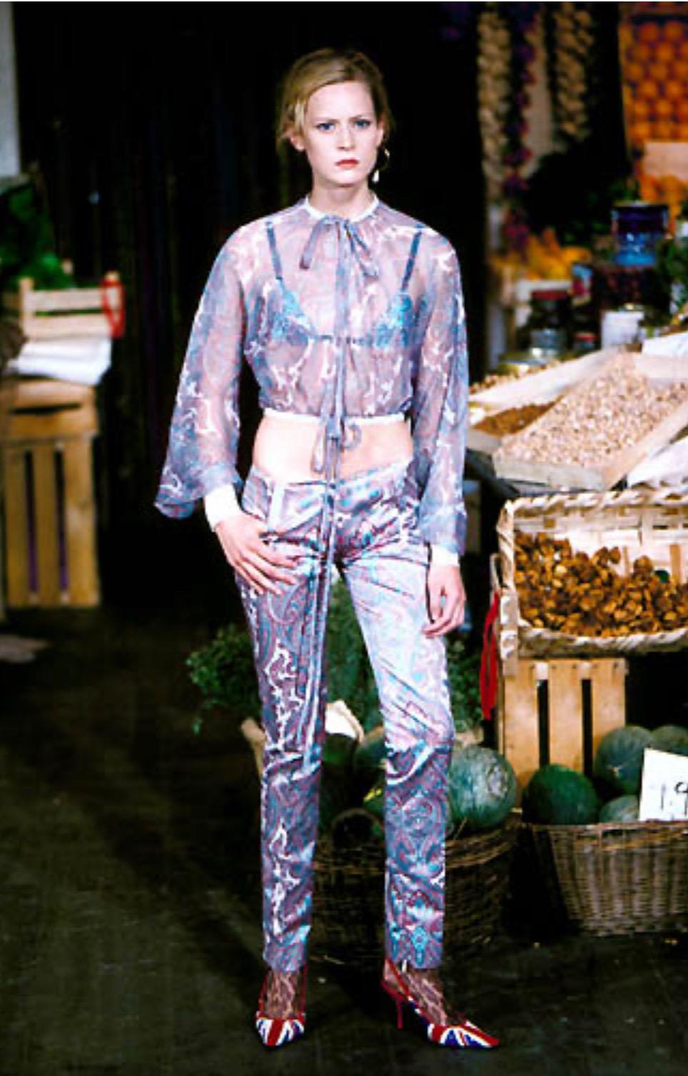 Presenting a pair of stunning paisley satin Dolce and Gabbana pants. From the Spring/Summer 2000 collection, these fabulous cropped pants debuted on the season's runway as part of look 26 modeled by Emily Sandberg. The pants feature a bright pink