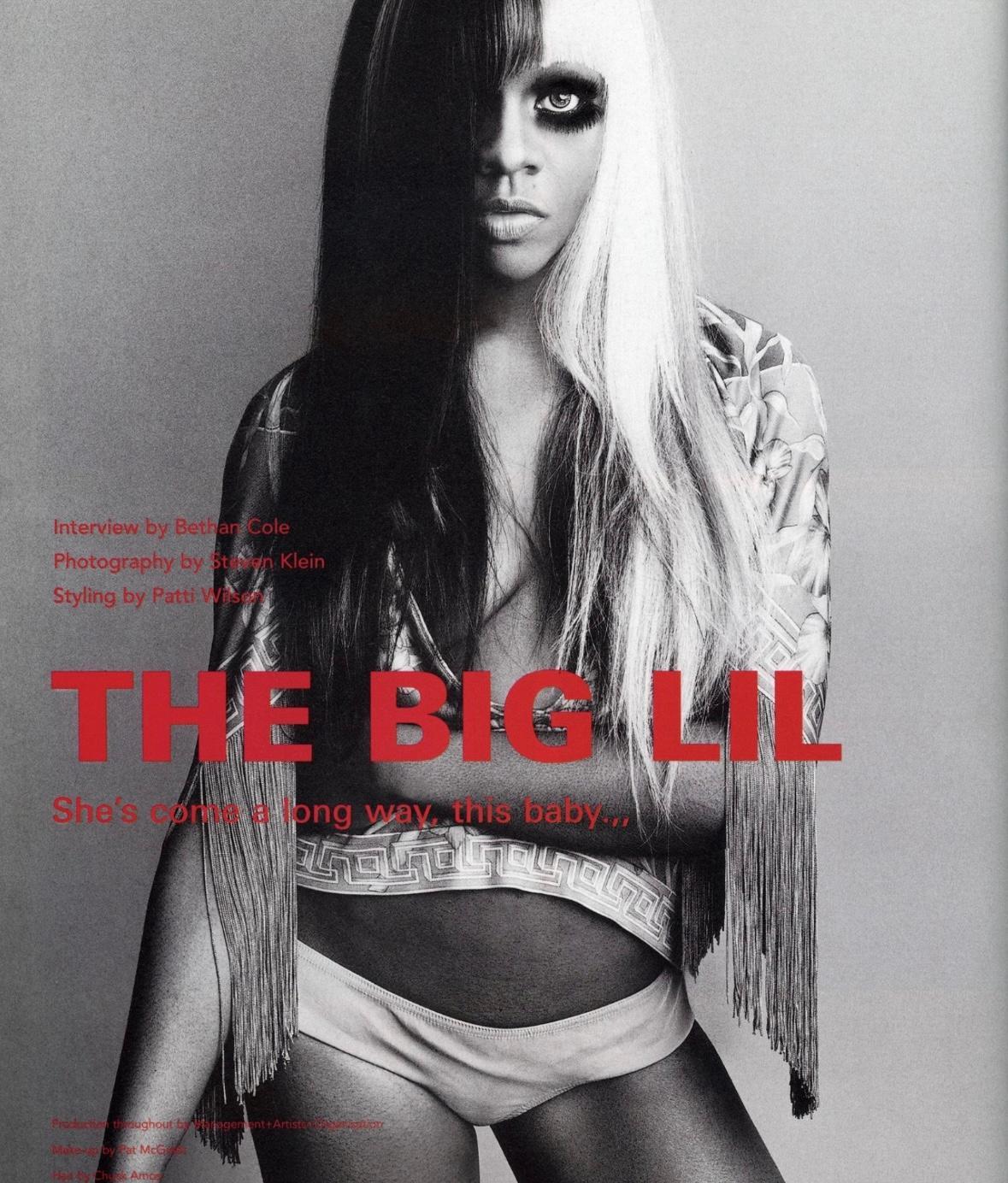 Ti presentiamo una favolosa camicia Gianni Versace Couture con stampa di orchidee, disegnata da Donatella Versace. Questo top della collezione Primavera/Estate 2000 ha debuttato come parte del Look 68, indossato da Isabeli Fontana e da Lil Kim per