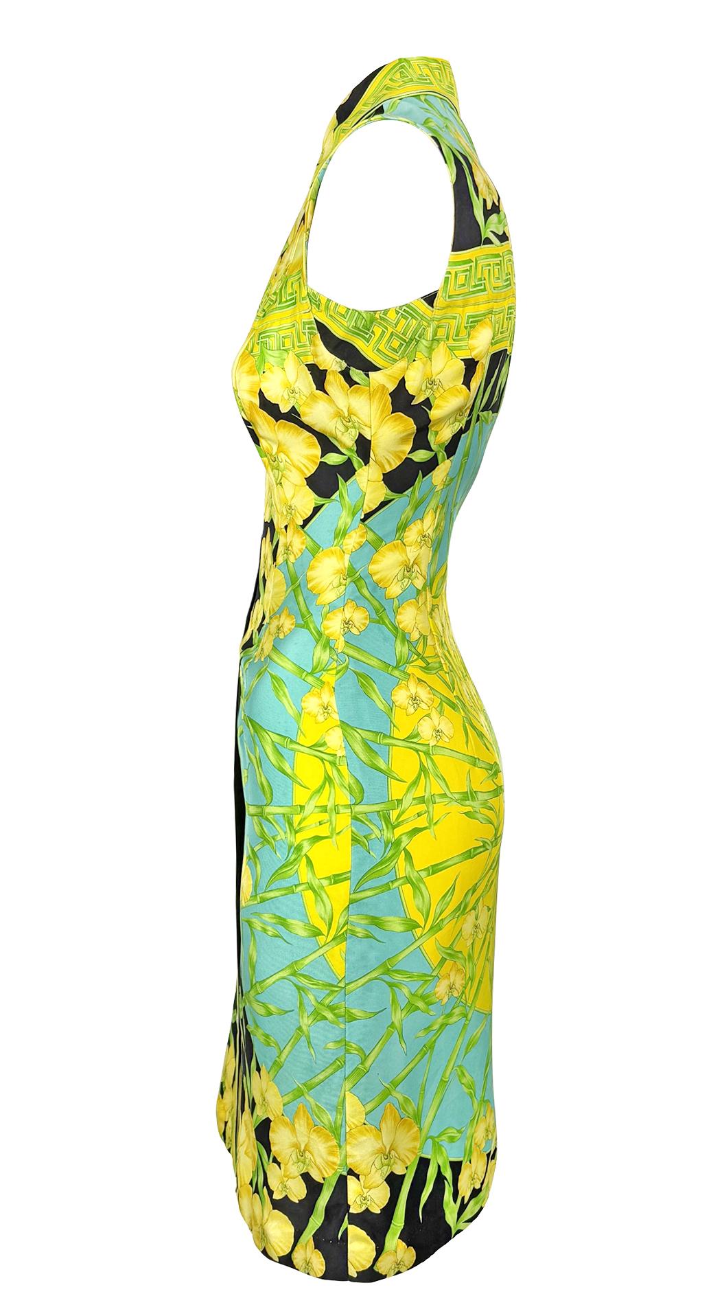 F/S 2000 Gianni Versace by Donatella Medusa Orchideendruck Kristall-Kleid mit Knopfleiste im Zustand „Hervorragend“ im Angebot in West Hollywood, CA
