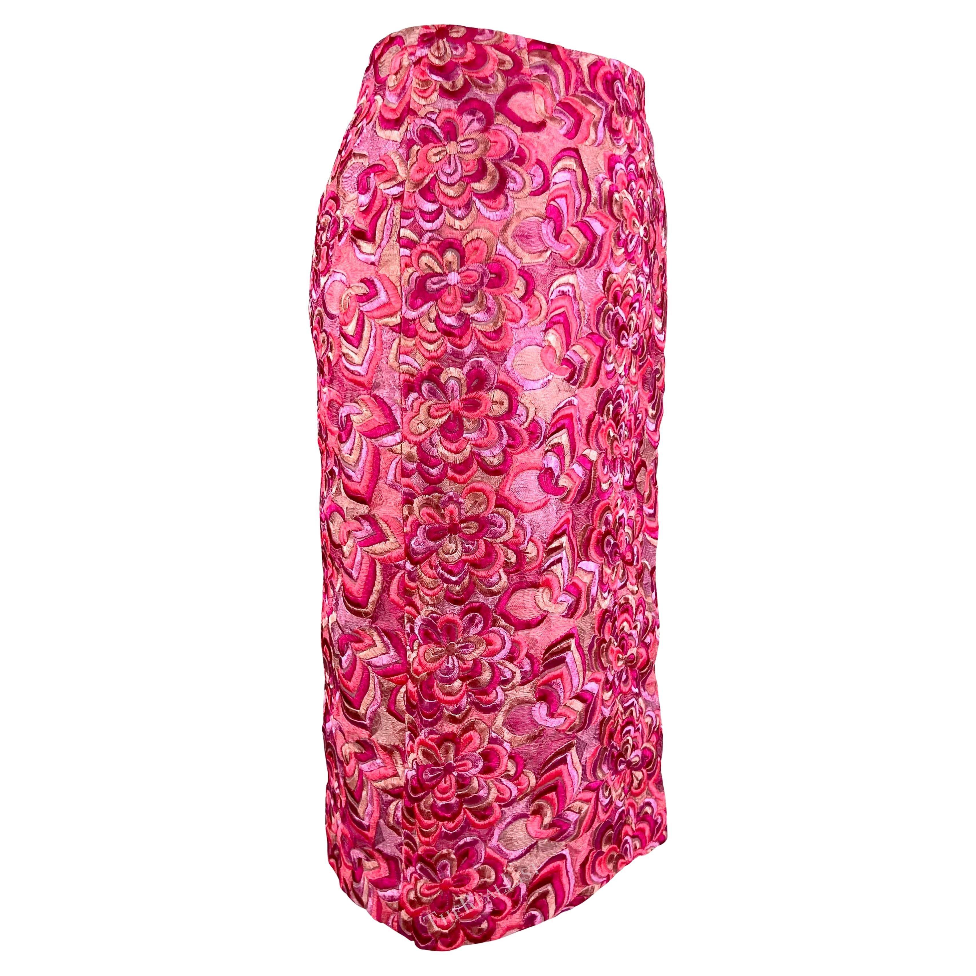 Te presentamos una falda Versace de color rosa intenso, diseñada por Donatella Versace. De la emblemática colección Primavera/Verano 2000 de Donatella, esta falda está completamente cubierta de intrincados bordados florales. Esta belleza Y2K, un