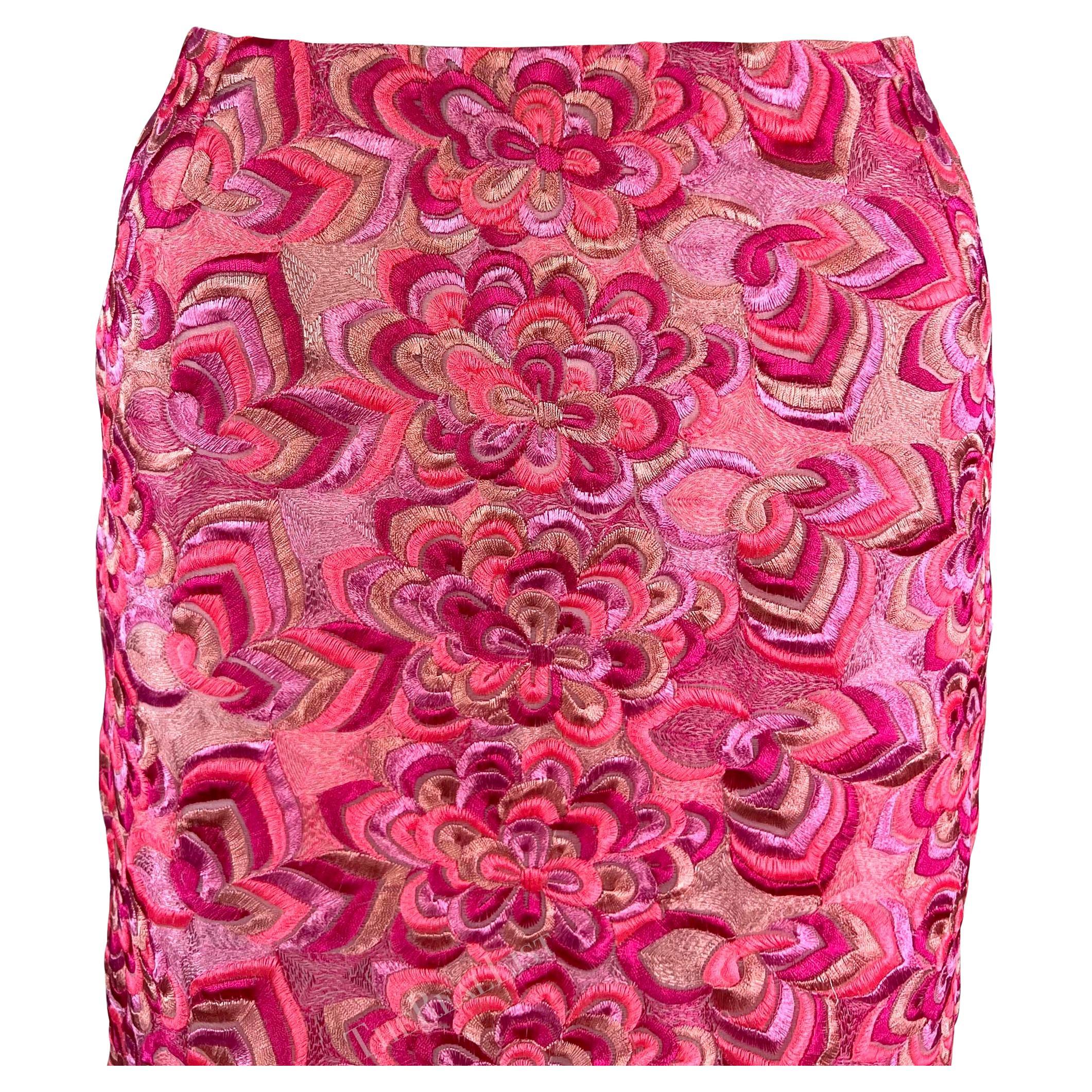 Présentation d'une jupe rose vif Versace, dessinée par Donatella Versace. Issue de la collection phare printemps/été 2000 de Donatella, cette jupe est entièrement recouverte de broderies florales complexes. Rarement trouvée, cette beauté de l'an