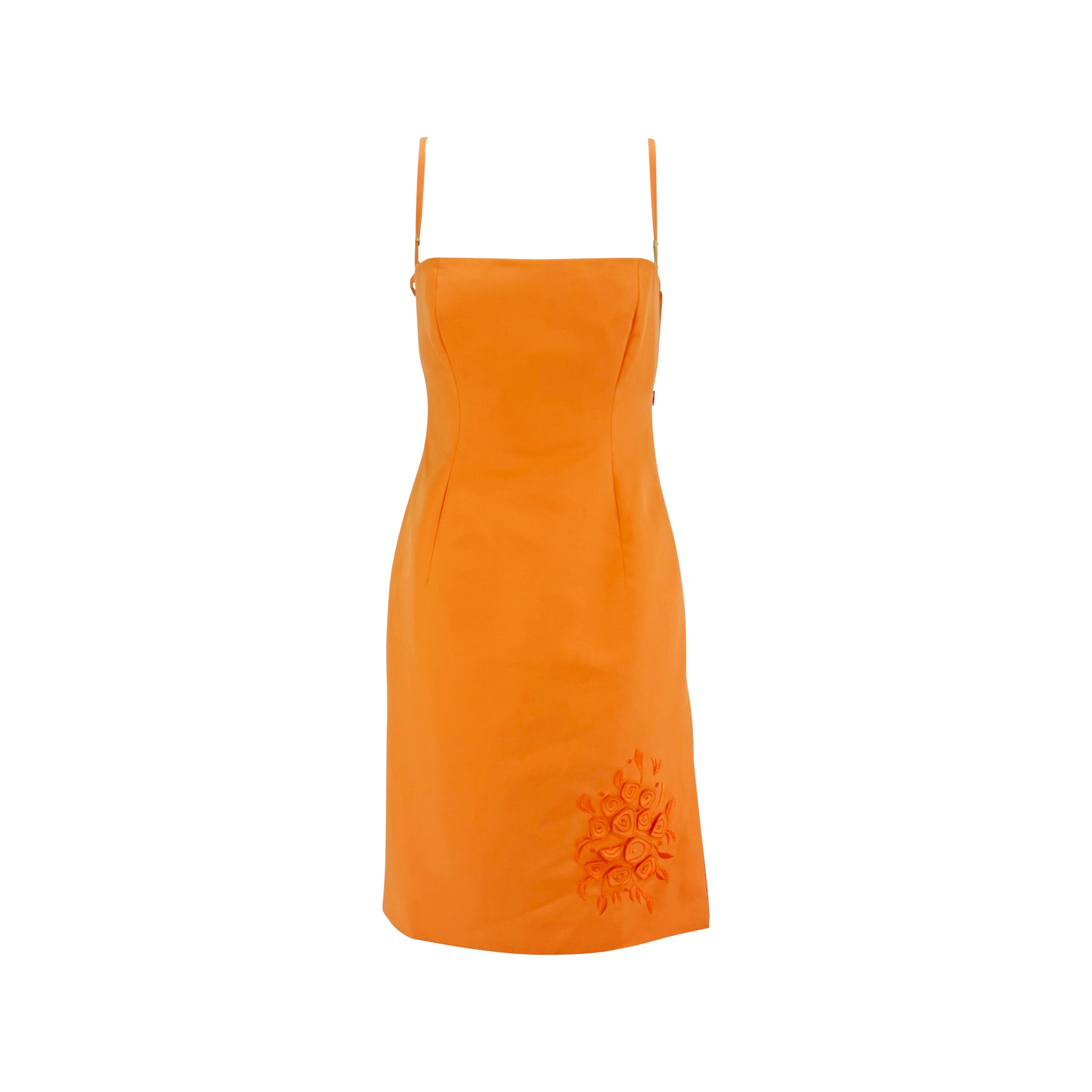 Issue de la collection Gianni Versace printemps/été 2000 de Donatella, cette robe en coton orange présente une silhouette élégante et ajustée avec de fines bretelles et des fentes latérales pour plus de mouvement. Le modèle est rehaussé d'un