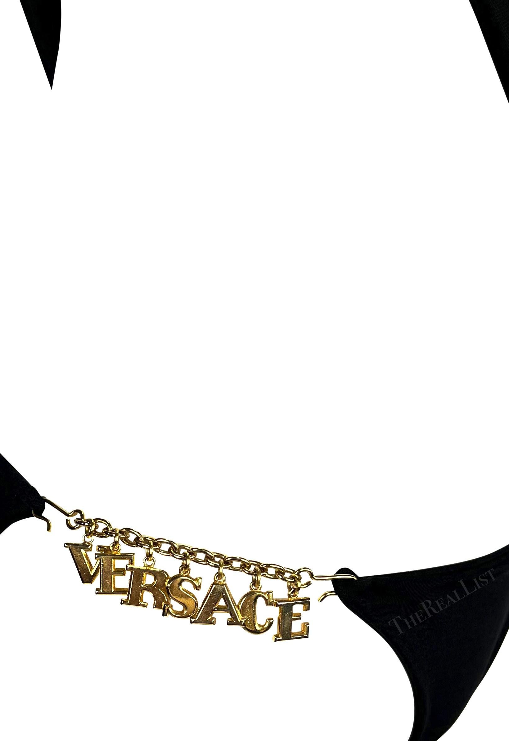Maillot de bain une pièce Gianni Versace by Donatella Runway Ad Charm Logo S/S 2000 Excellent état - En vente à West Hollywood, CA