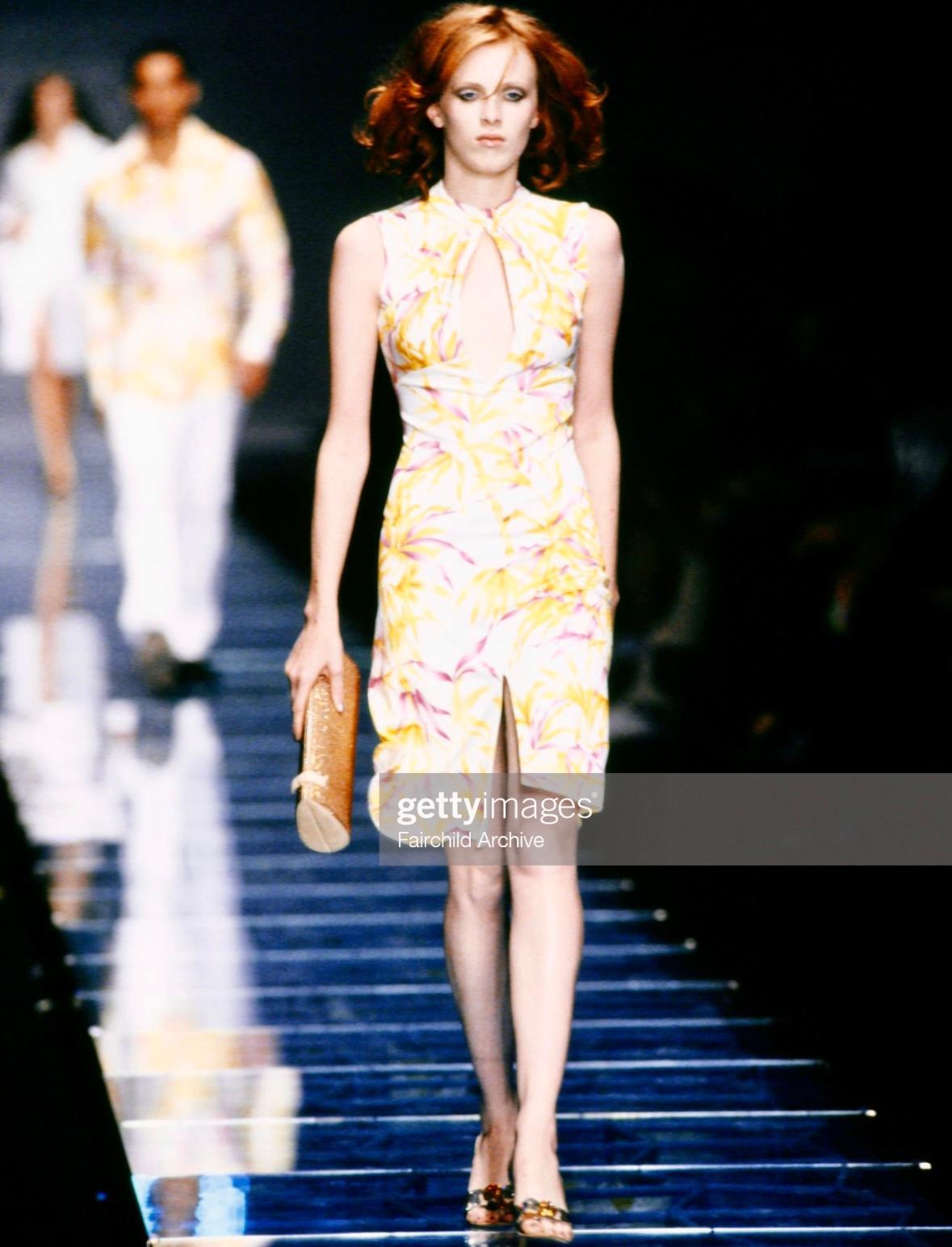 P/E 2000 Gianni Versace by Donatella Versace Runway Pochette convertibile in oro con strass In condizioni buone in vendita a West Hollywood, CA