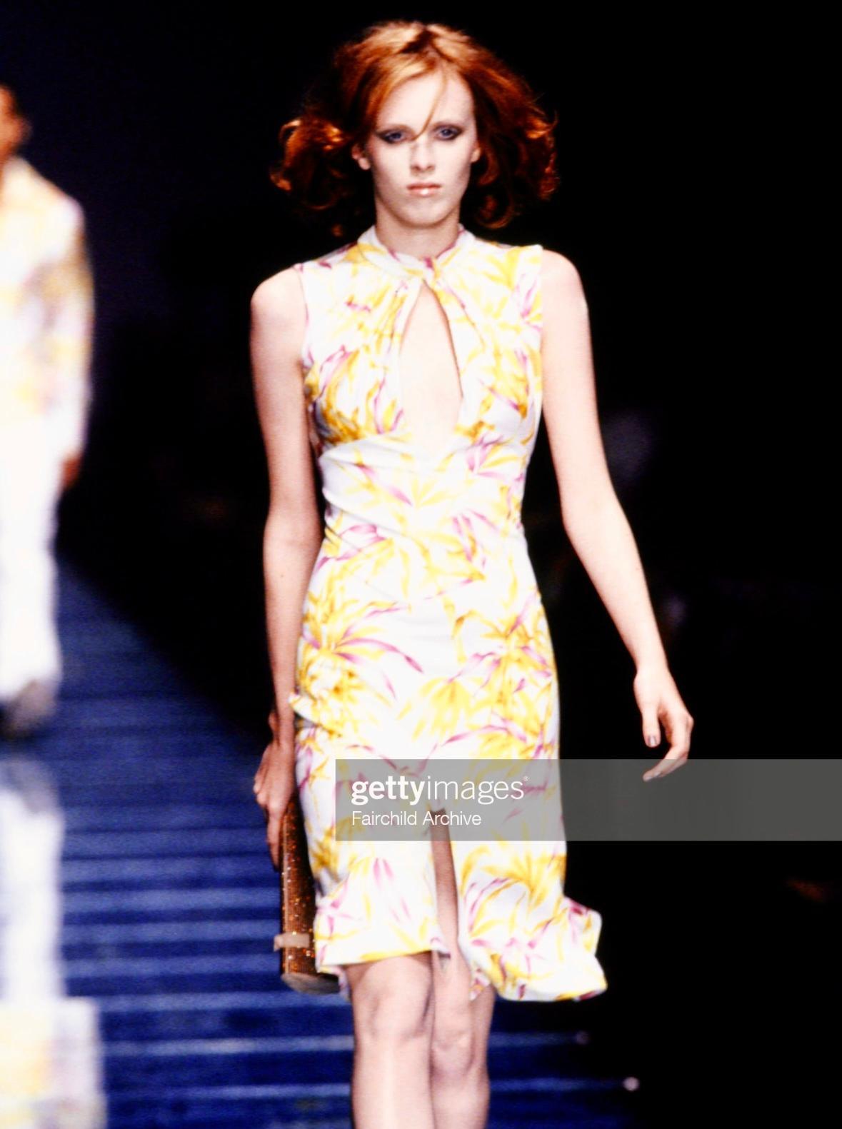 P/E 2000 Gianni Versace by Donatella Versace Runway Pochette convertibile in oro con strass in vendita 2